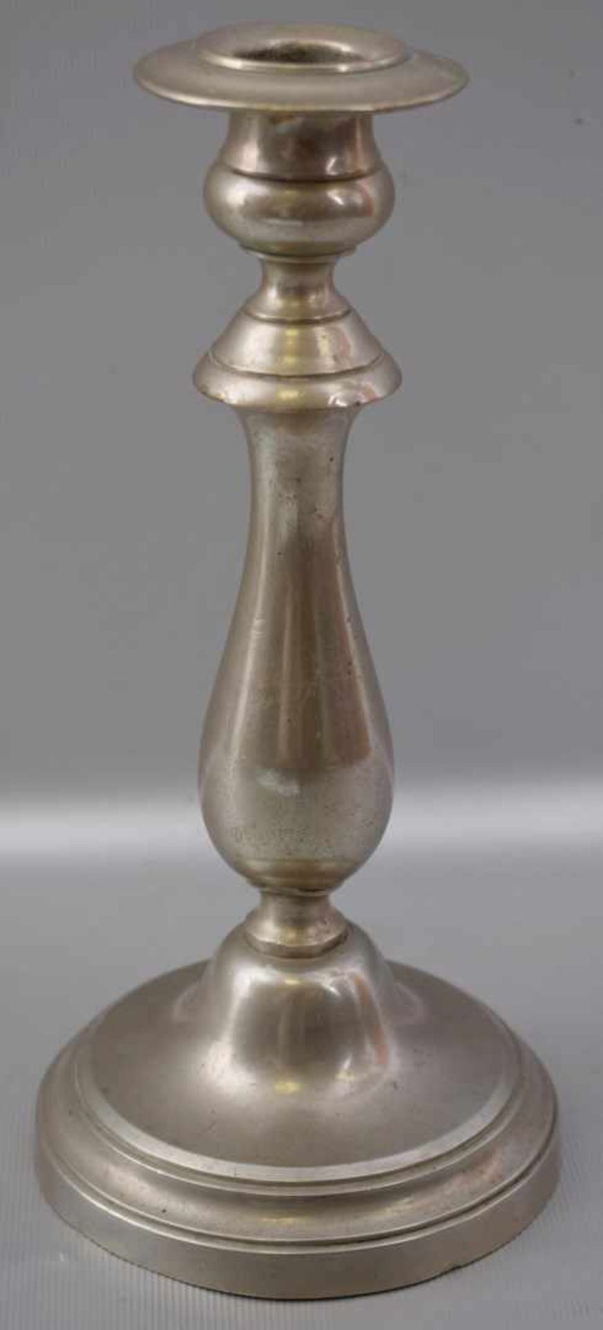 Biedermeier-Kerzenleuchter 1-lichtig, Weißmetall, runder Fuß und Schaft, H 22 cm, 19. Jh.