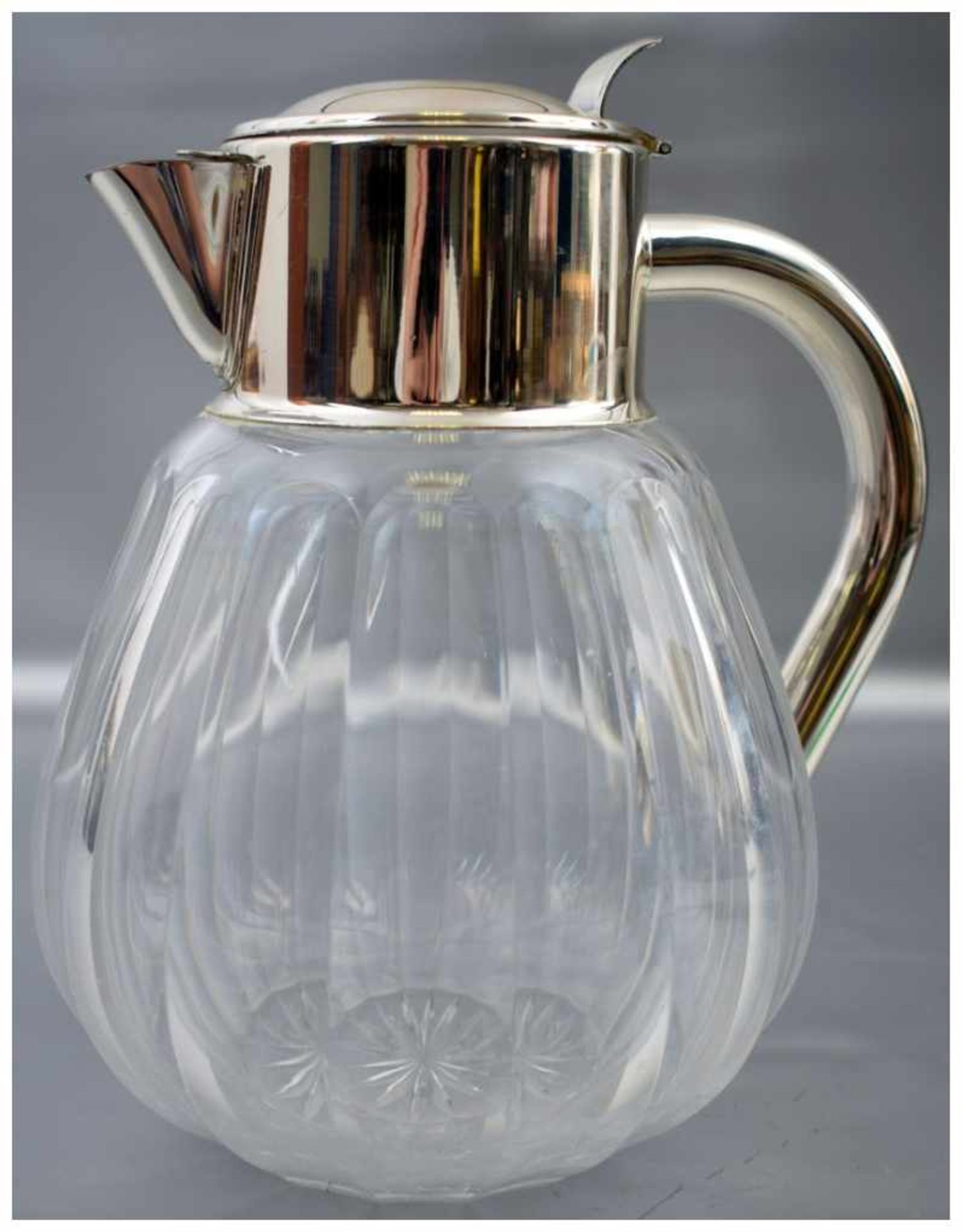 Saftkrug farbl. Glas, geschliffen, Ausgießer und Griff Weißmetall, H 25 cm