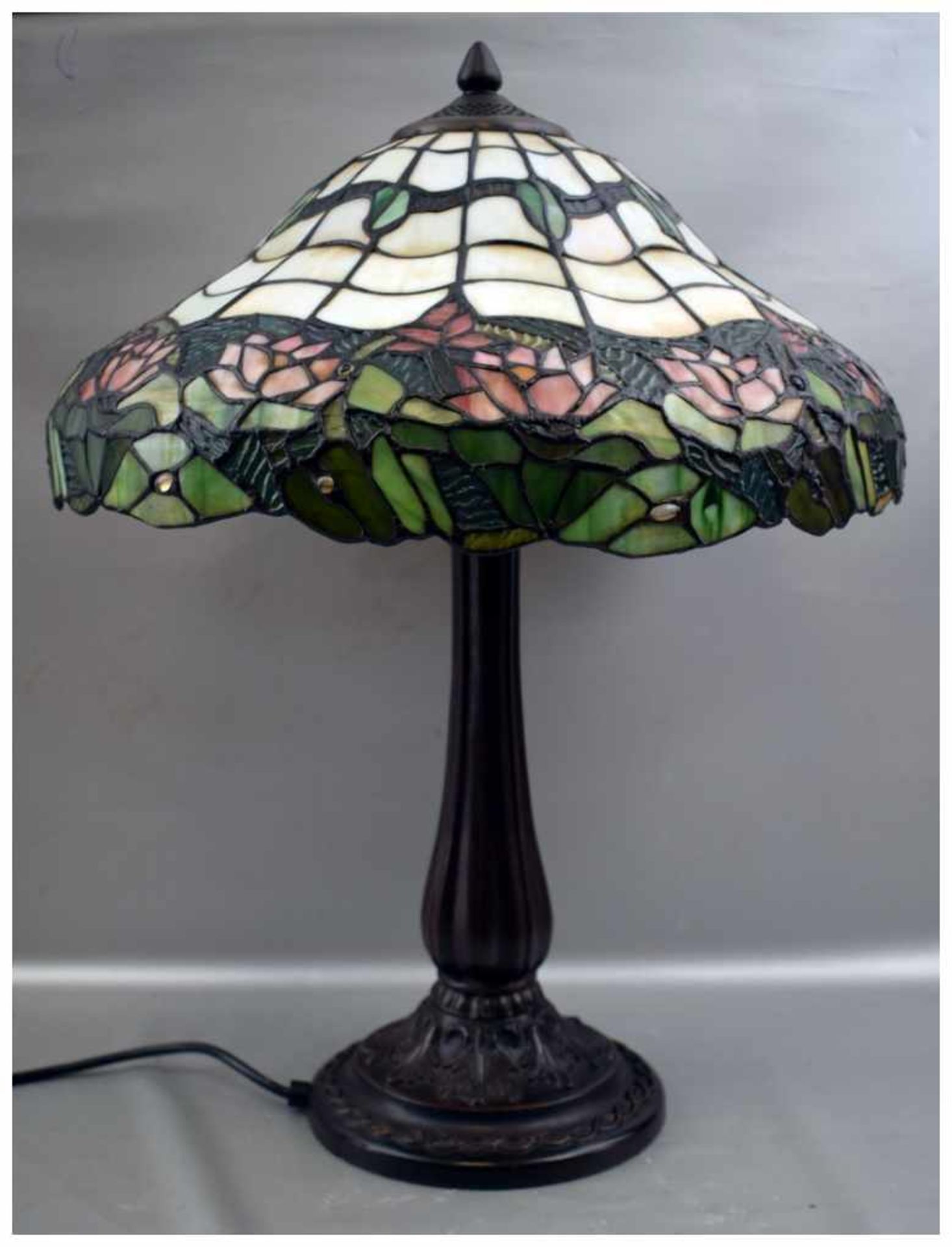 Tischlampe 2-lichtig, im Stil des Jugendstil, verzierter Metallfuß, Schirm mit Blütenranken bunt