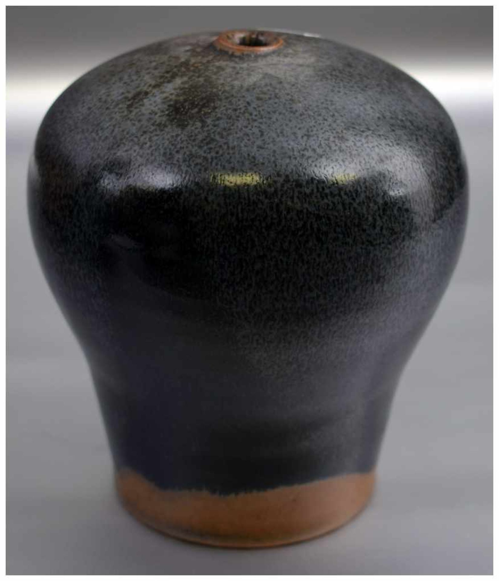 Vase beigefarbener Ton, schwarz/braun glasiert, leicht gebaucht, H 12 cm