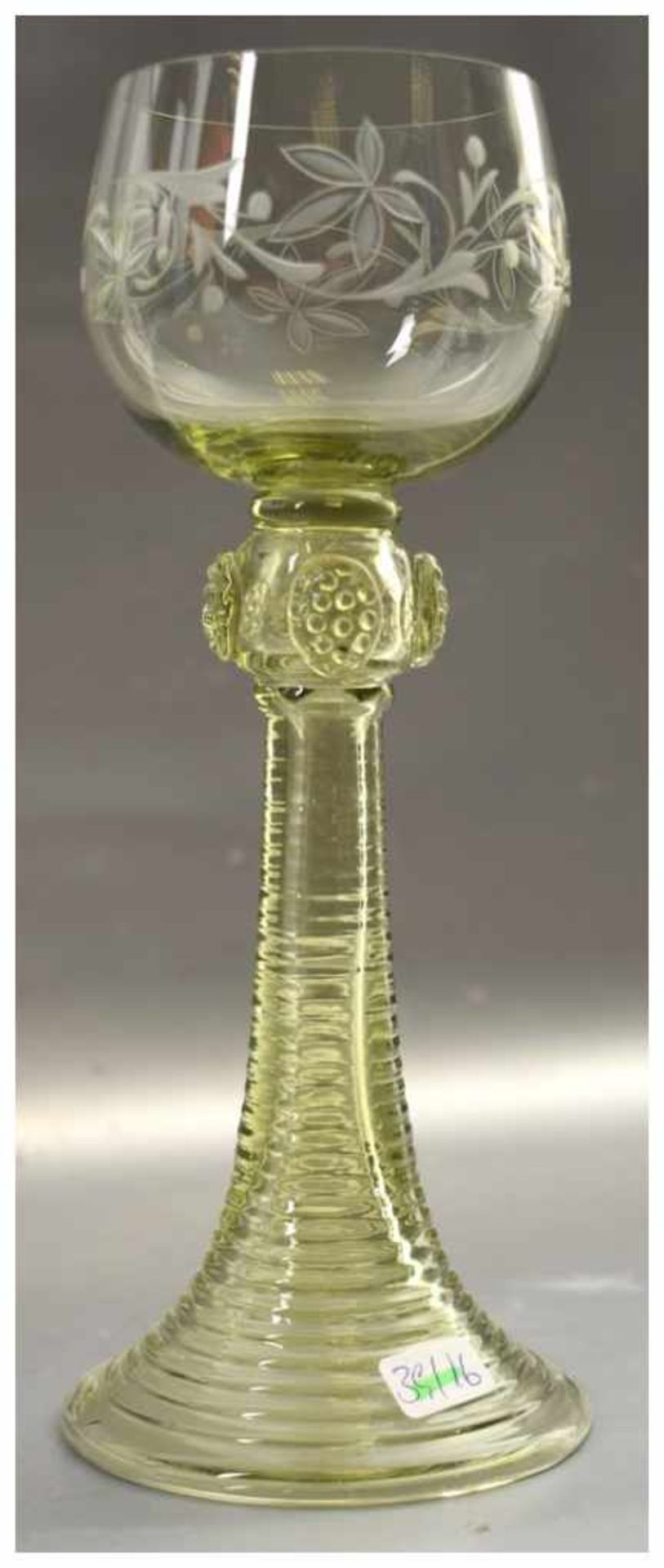 Weinglas farbl. Glas, Fuß mit Noppen, grüner Kelch, geschliffen verziert, H 20 cm, um 1900