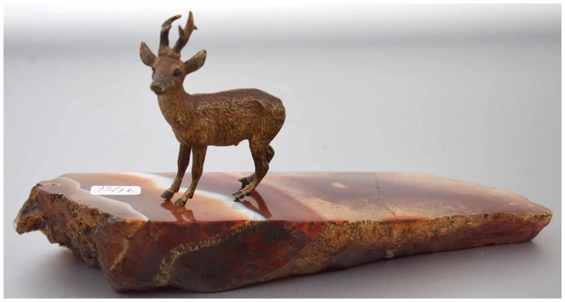 Kleiner Gamsbock auf Achatscheibe, Wiener Bronze, Bronze patiniert und bunt bemalt, H 7 cm, L 7