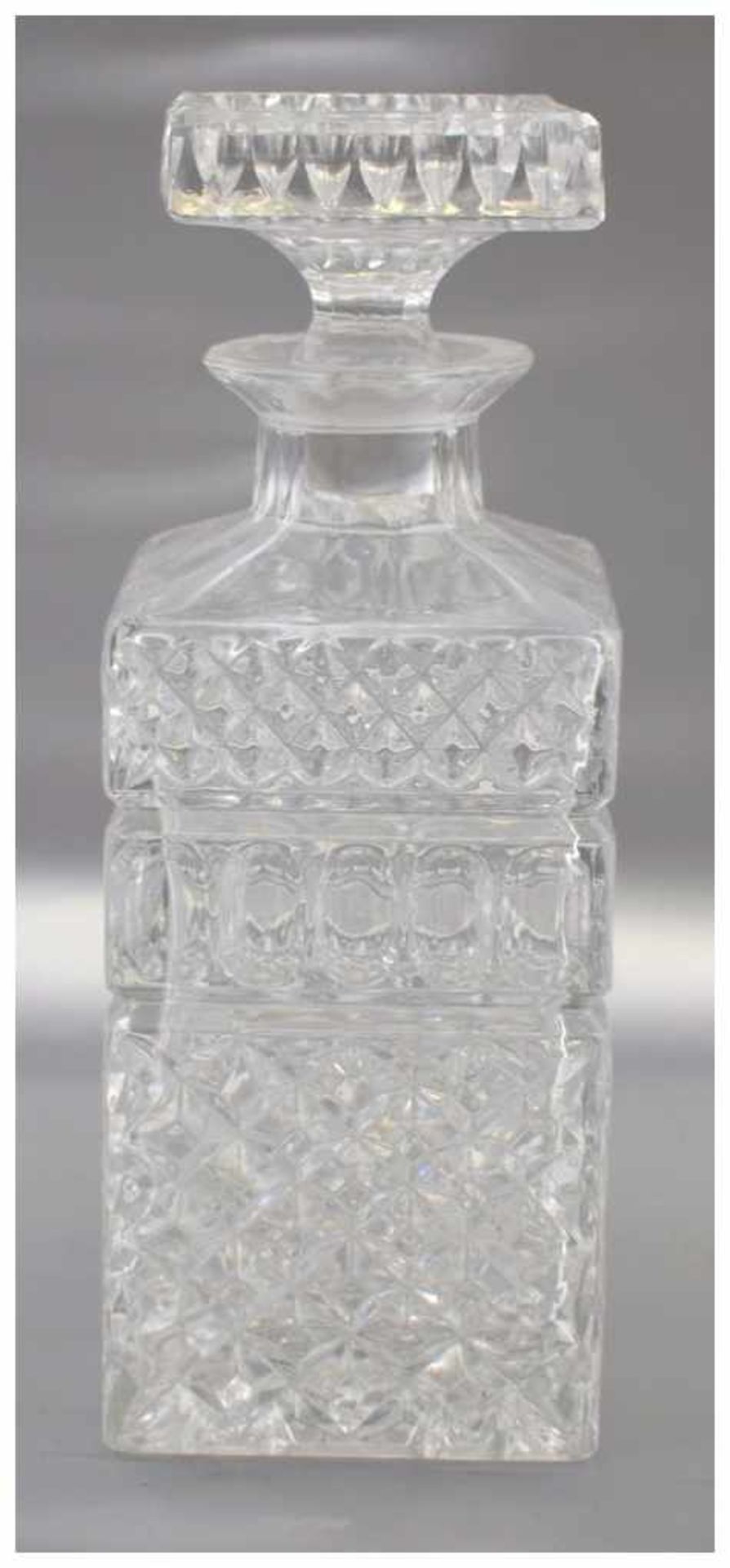 Karaffe farbl. Glas, geschliffen verziert, rechteckig, mit Stöpsel, H 24 cm
