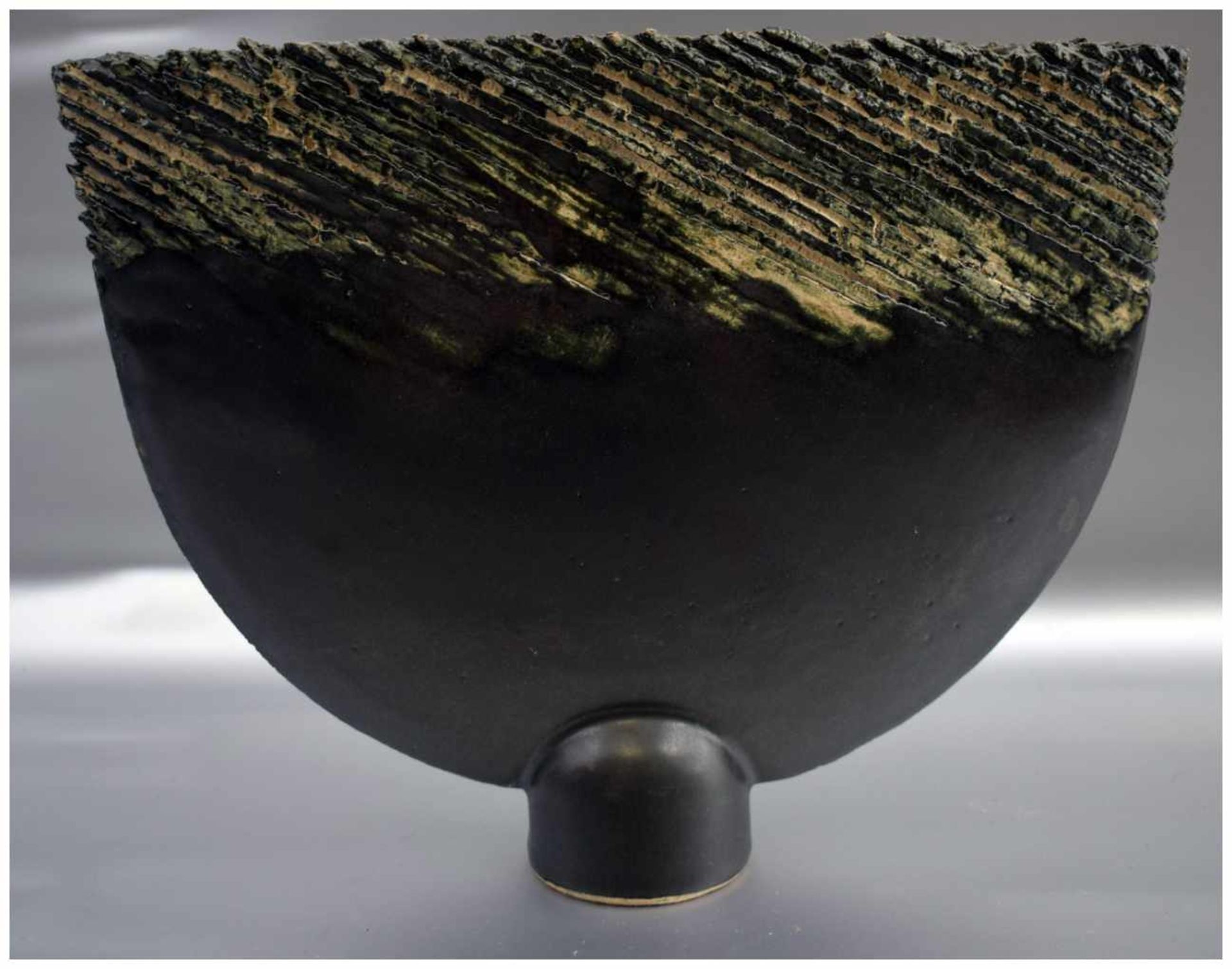 Vase oval, schwarz und grün glasiert, runder Fuß, sign. Inge Gerlach, H 23 cm, B 31 cm, 70er/80er