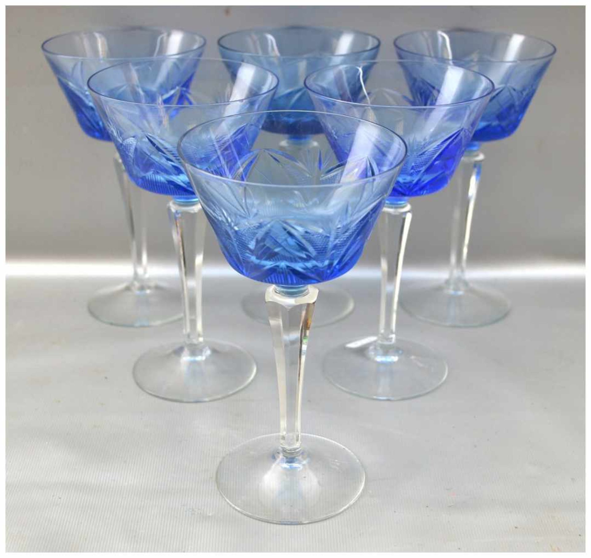 Sechs Weingläser farbl. Glas, blauer Kelch, geschliffen verziert, H 15 cm, 20er/30er Jahre