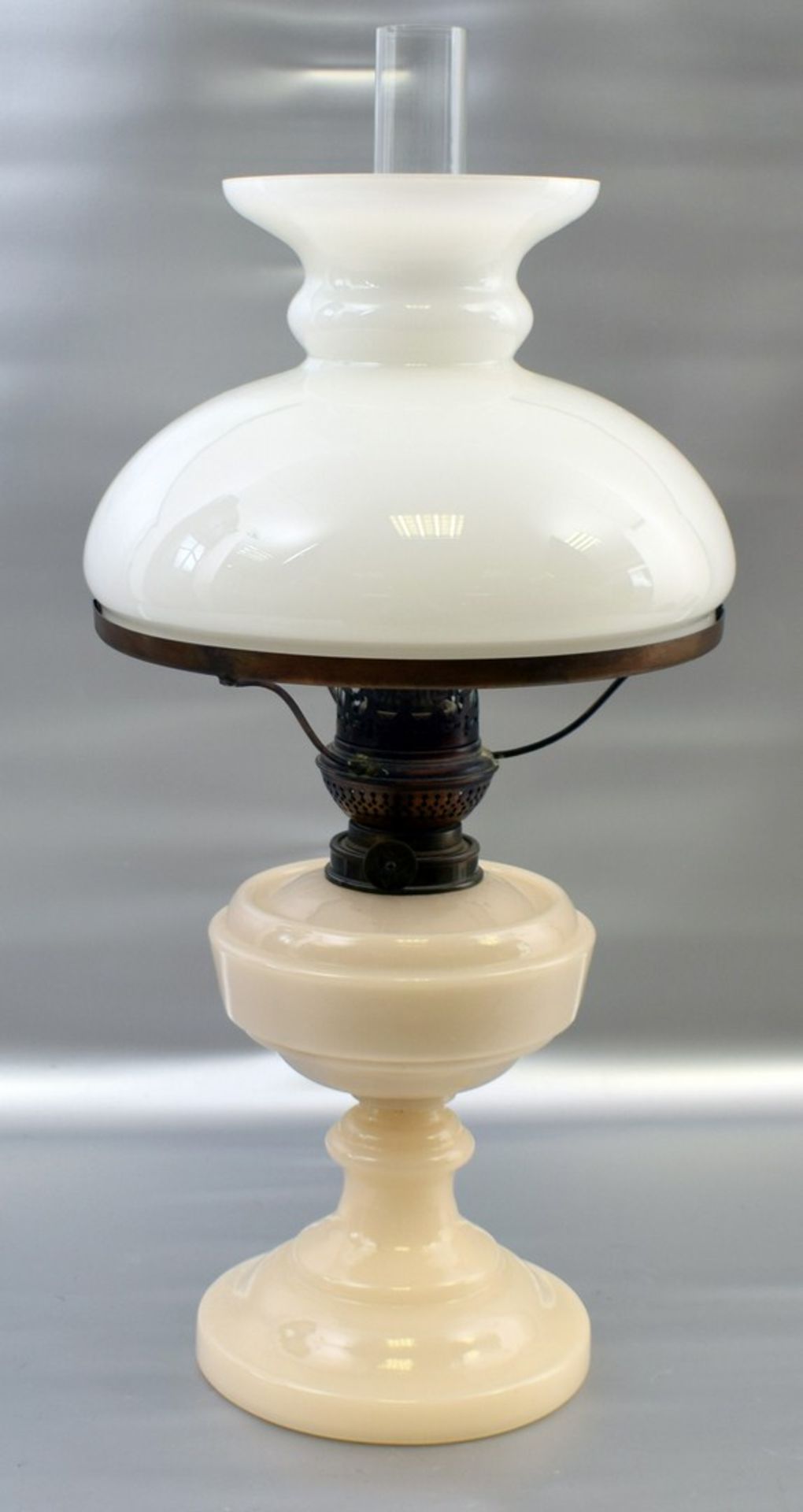 Petroleumlampe rund, Fuß und Schaft beiges Glas, farbl. Glasfass, weißer Milchglasschirm, besch.,