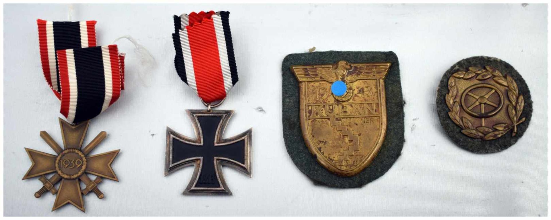 Konvolut vier Orden EK II, Kraftfahrerabzeichen in Bronze, KVK II. Klasse, Kubanschild von 1943