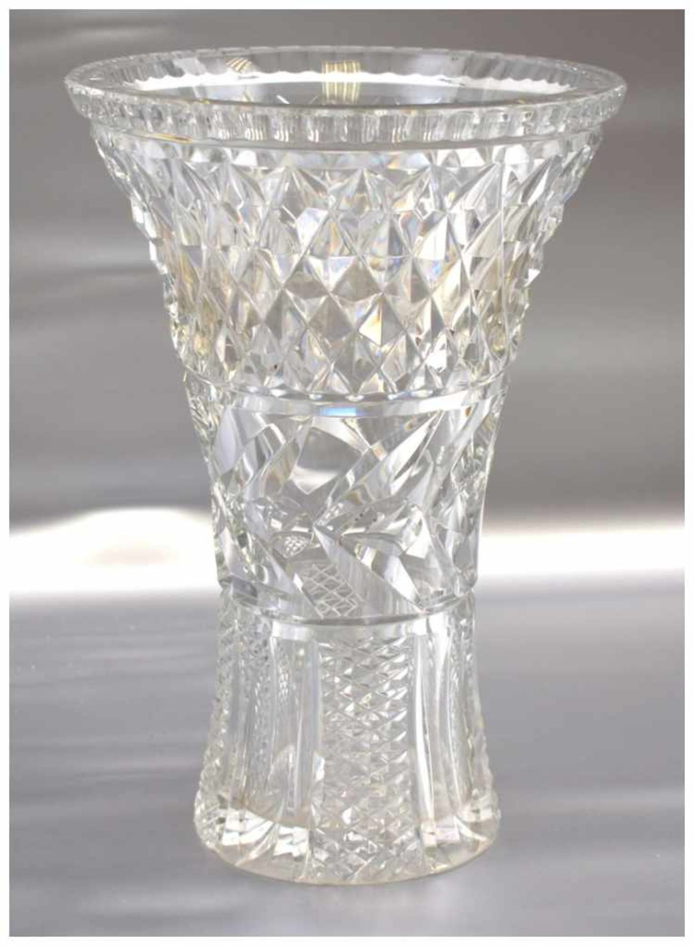 Vase farbl. Kristallglas, geschliffen verziert, in Trompetenform, H 25 cm
