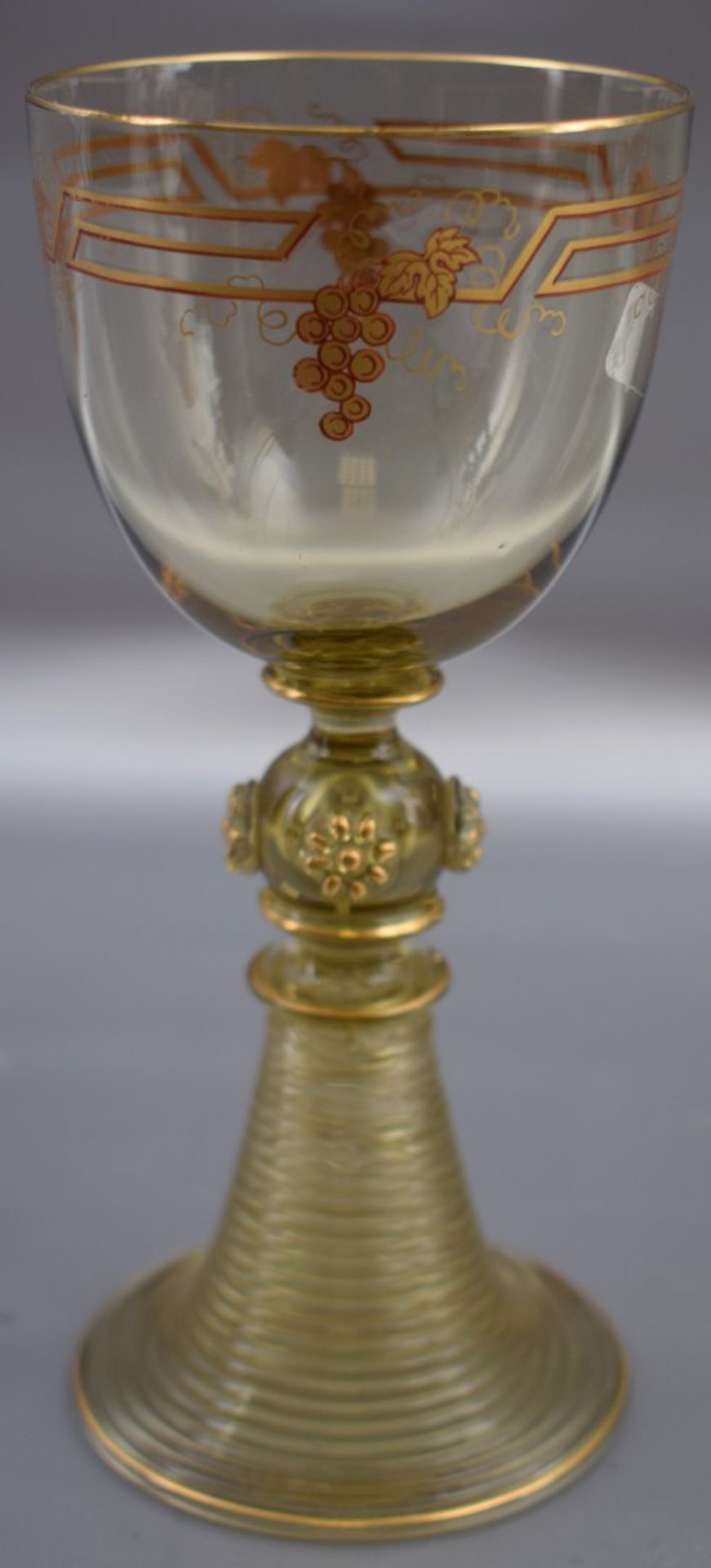 Weinglas grünes Glas, Fuß mit Noppen, Kelch mit goldenen Ranken bemalt, FM Theresienthal, H 16 cm,