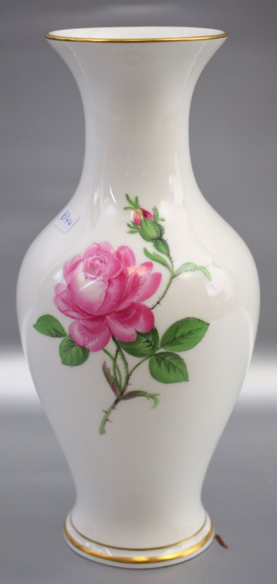 Vase Dekor rote Rose, Wandung leicht gebaucht, Goldrand, H 25 cm, blaue Schwertermarke Meissen