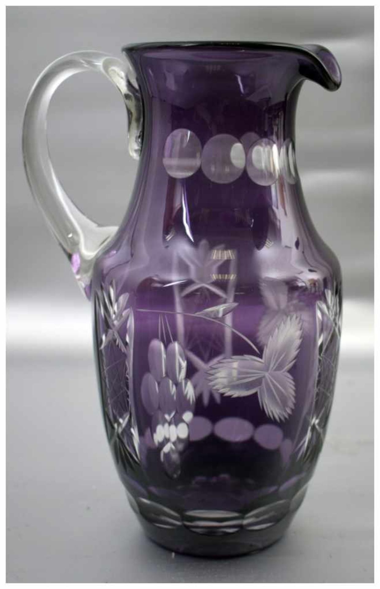Krug farbl. Glas, geschliffen verziert, mit lilafarbenem Überfang, H 23 cm
