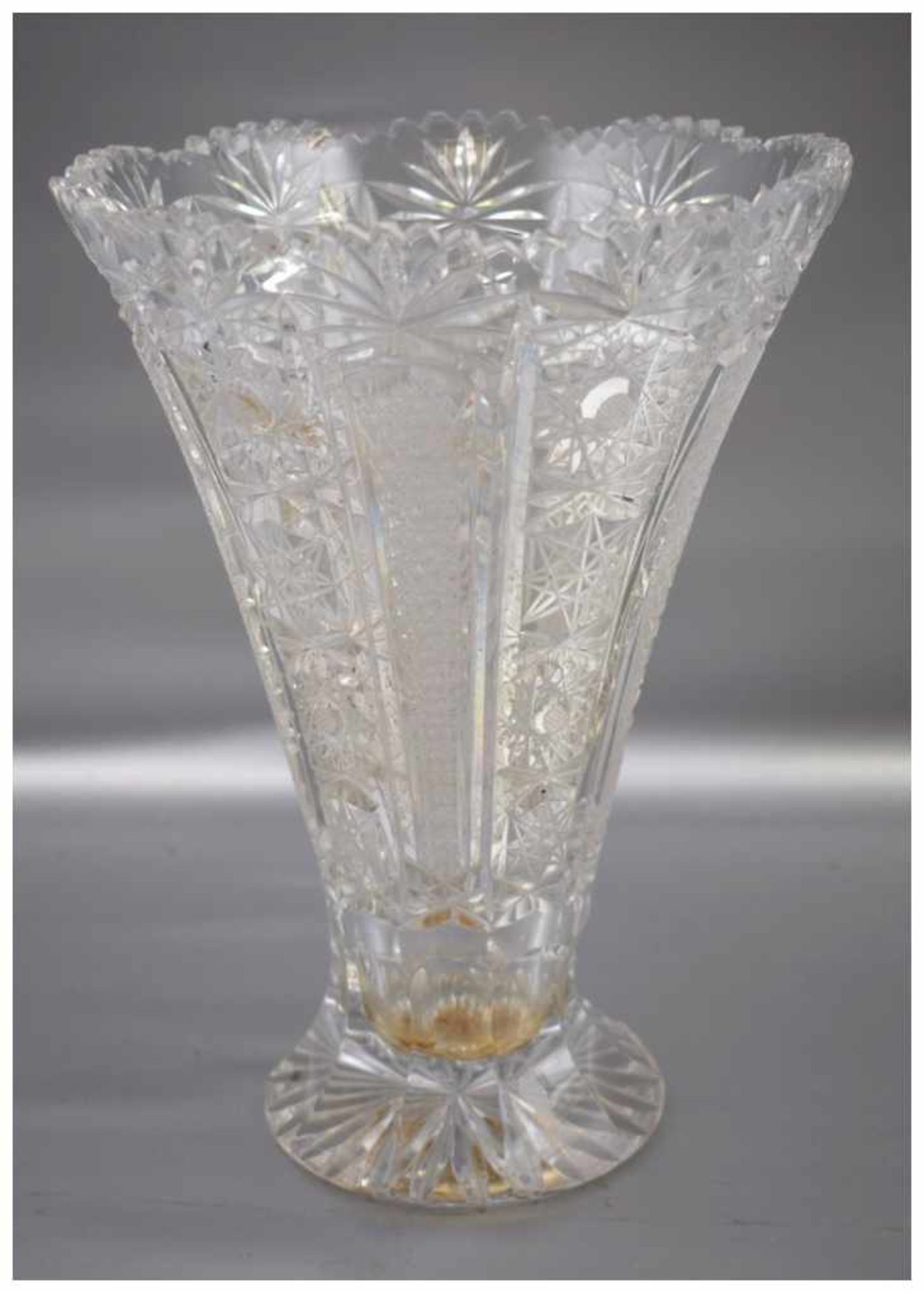 Vase farbl. Kristallglas, geschliffen verziert, mit gezacktem Rand, H 26 cm, Dm 19 cm