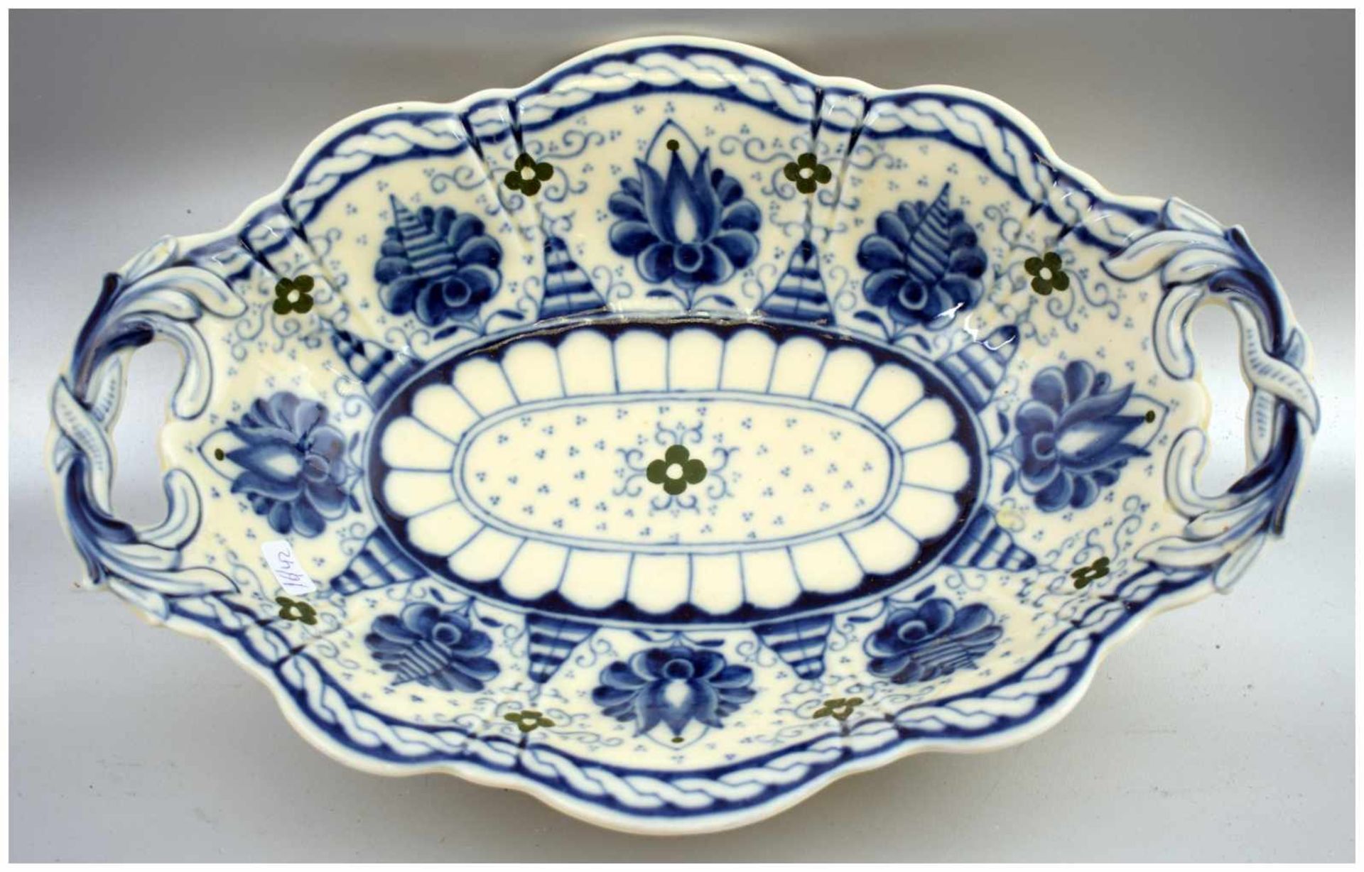 Aufsatzschale oval, mit blau/grünen Blumen verziert, zwei Griffe, 22 X 32 cm, FM, um 1900