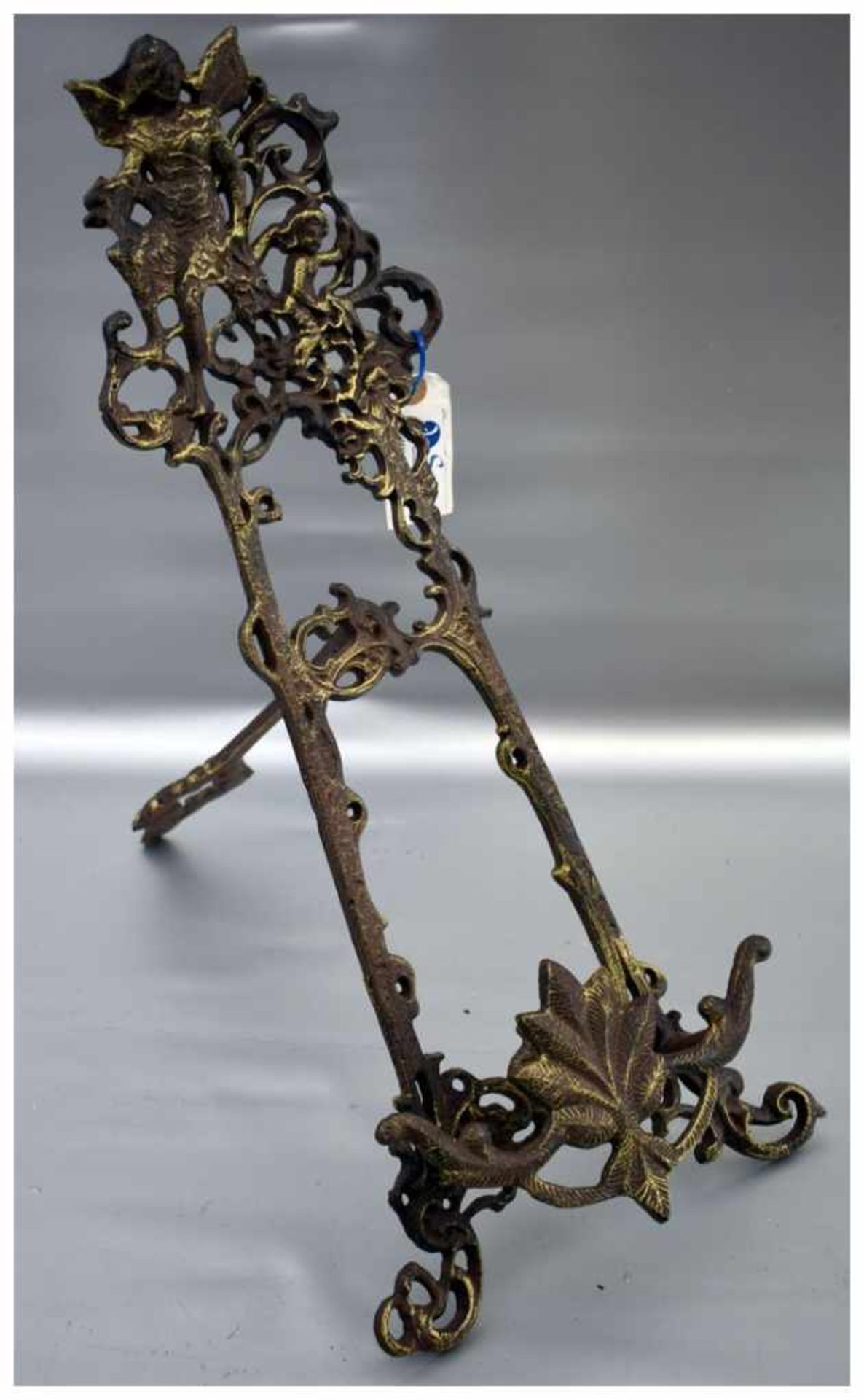 Staffelei Eisen, gold verziert, durchbrochen verziert, Bekrönung mit Elfen, H 58 cm, B 25 cm