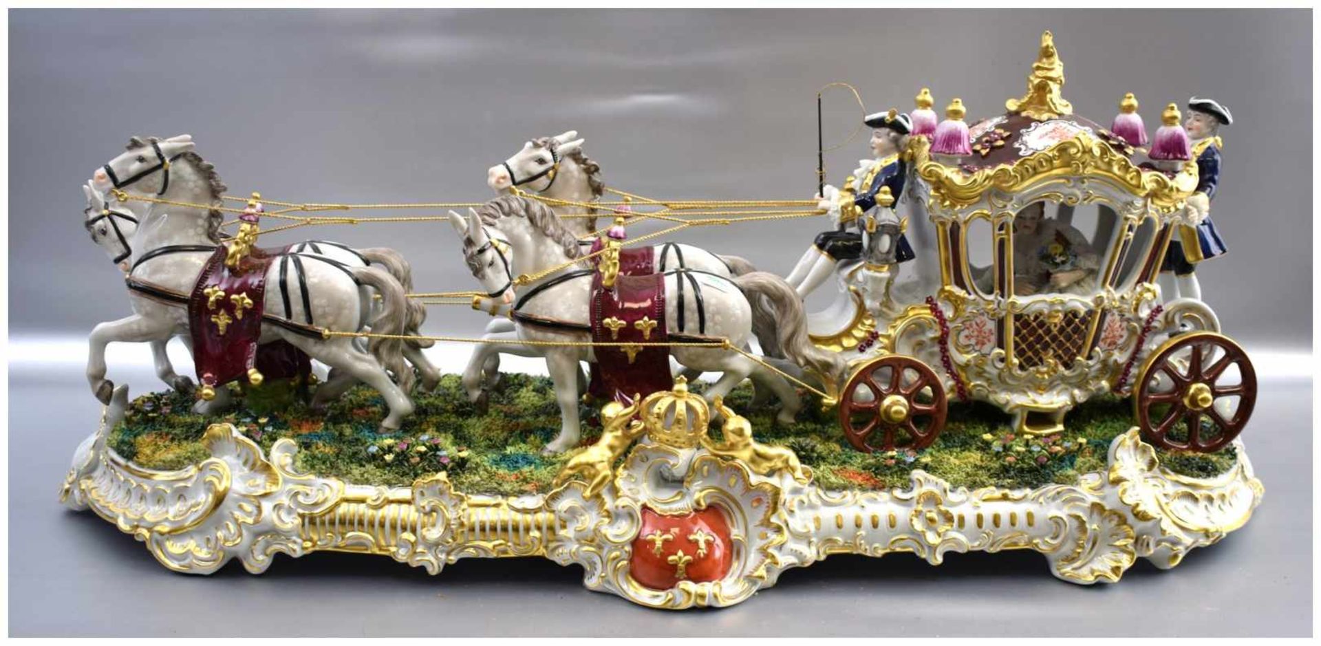 Prunk-Pferdekutsche vierspännig, vier Schimmel, in der Kutsche elegante Dame mit Blumen, begleitet