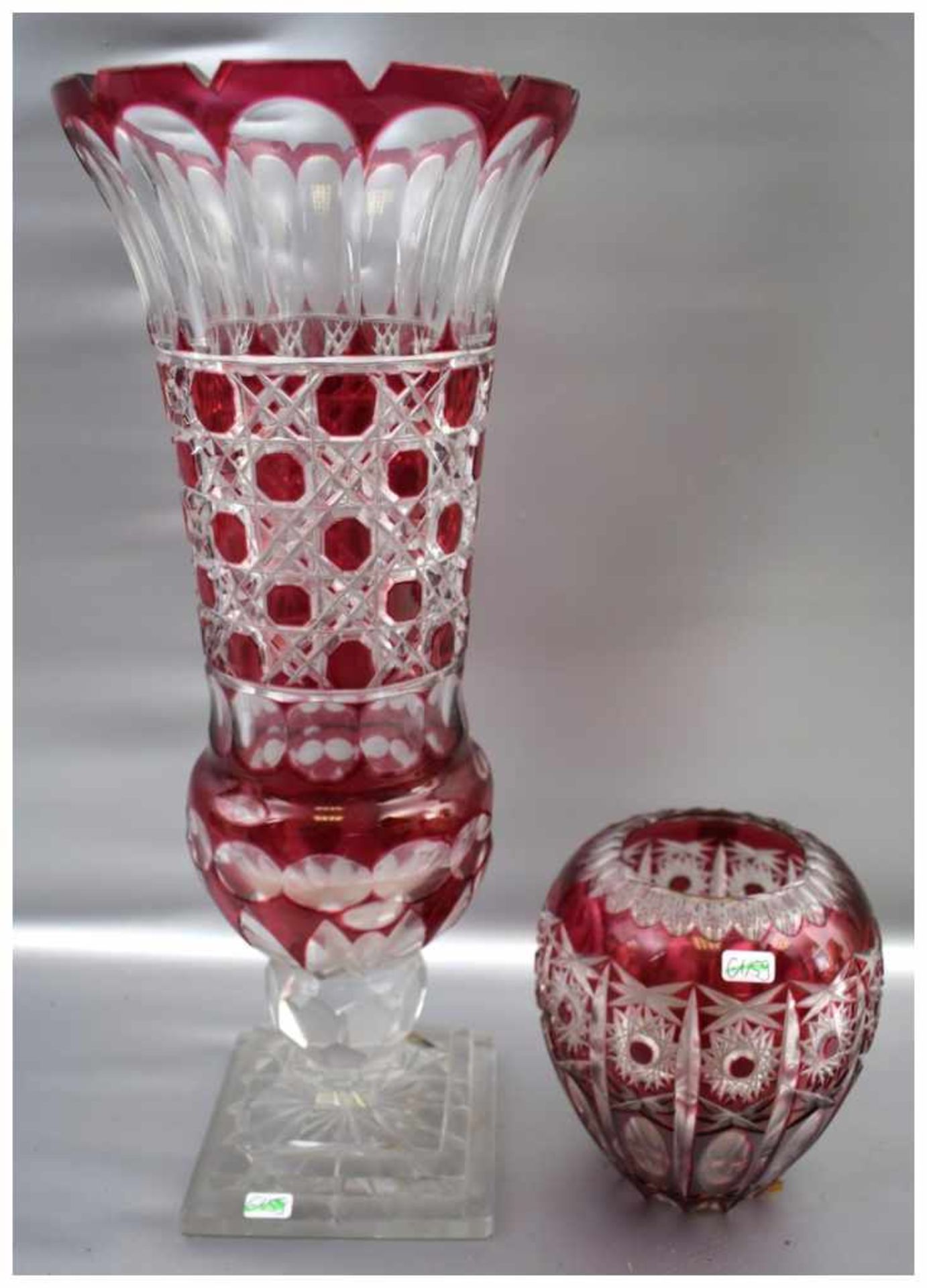 Konvolut zwei Vasen farbl. Kristallglas, geschliffen verziert, mit rotem Überfang, in