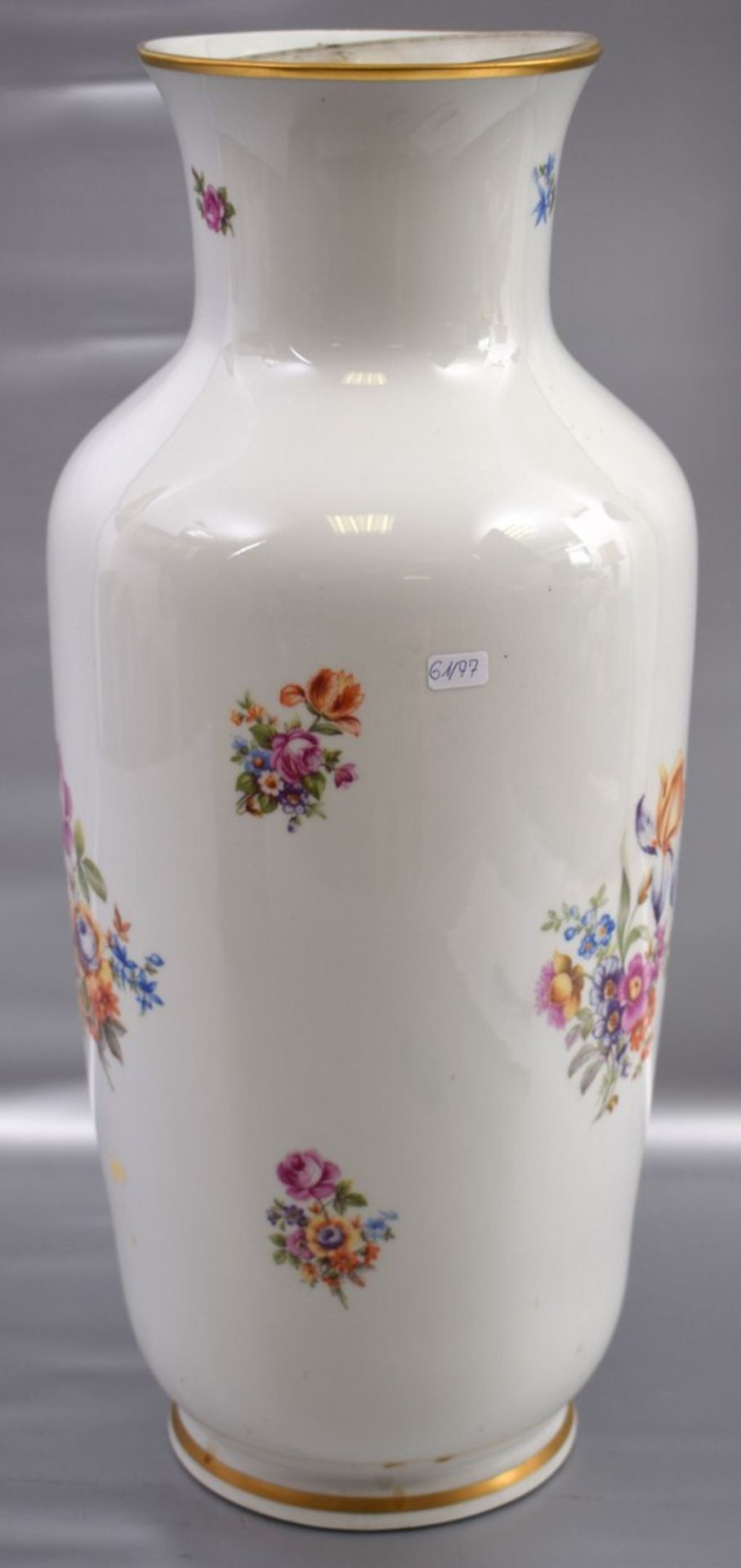 Vase Goldrand, Wandung mit bunter Feldblumenverzierung, H 47 cm, FM