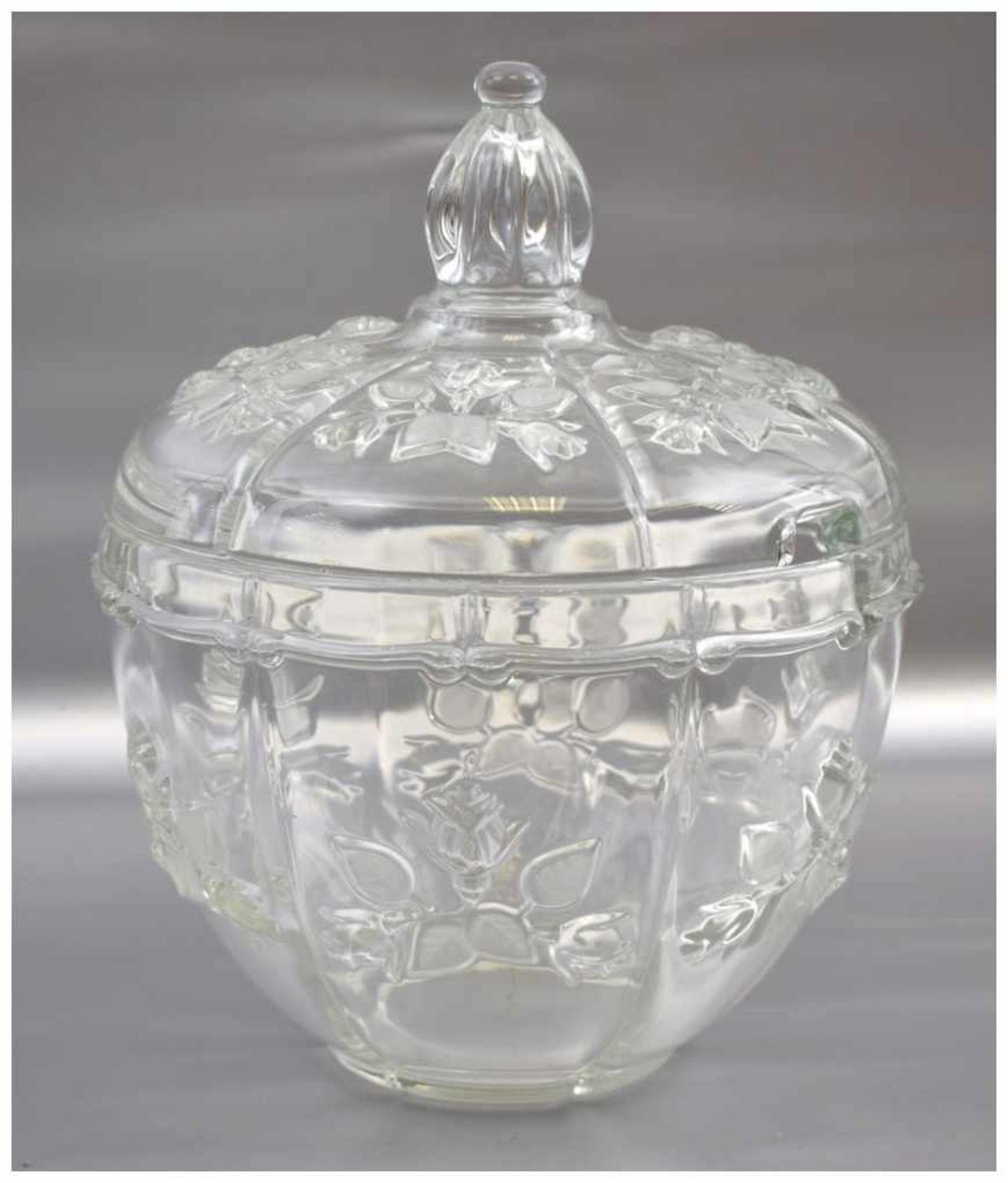 Bowle farbl. Glas, mit erhabener Blütenverzierung, H 27 cm, Dm 22 cm