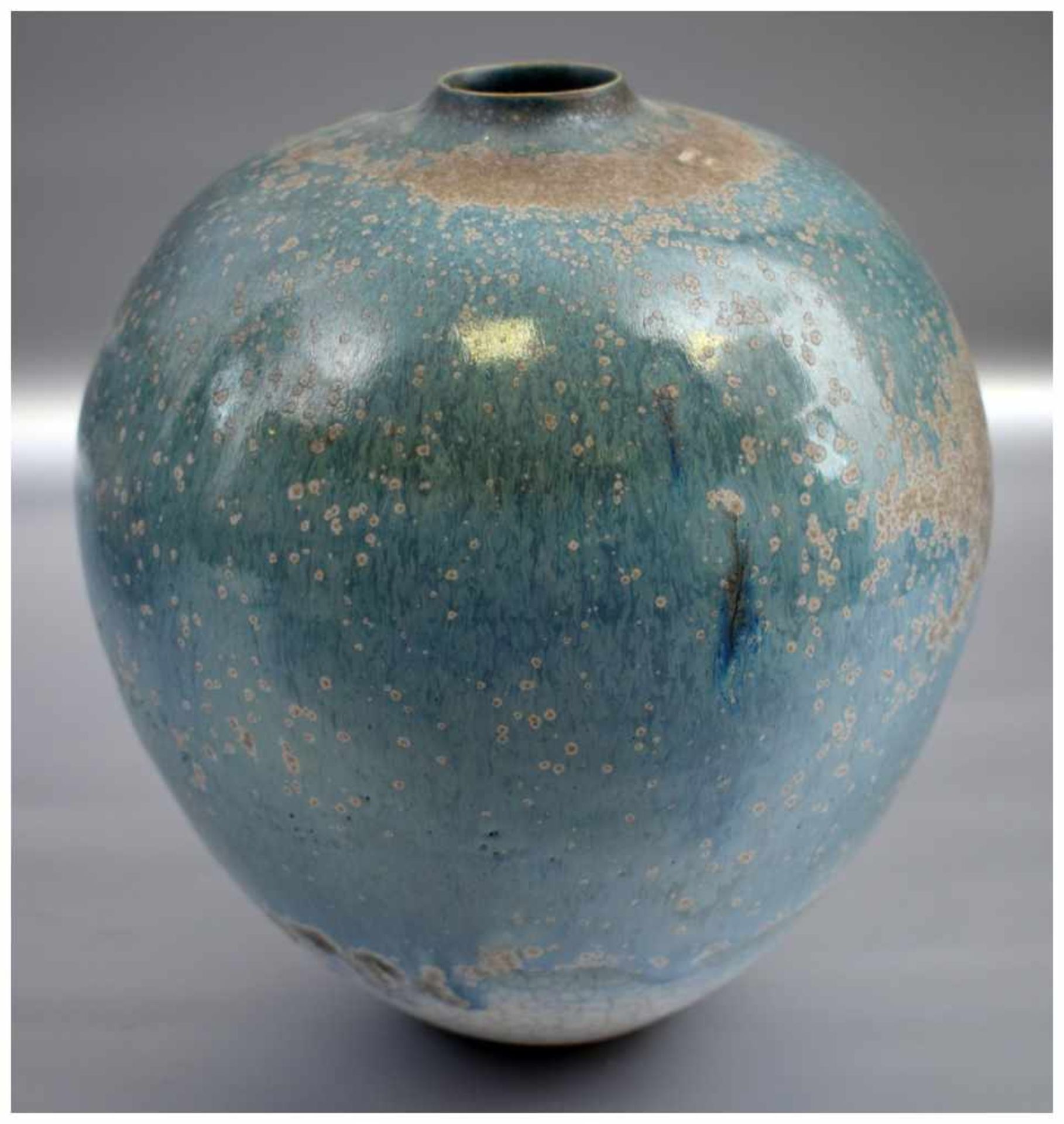 Vase leicht gebaucht, türkisfarben glasiert, sign., H 17 cm, Dm 16 cm