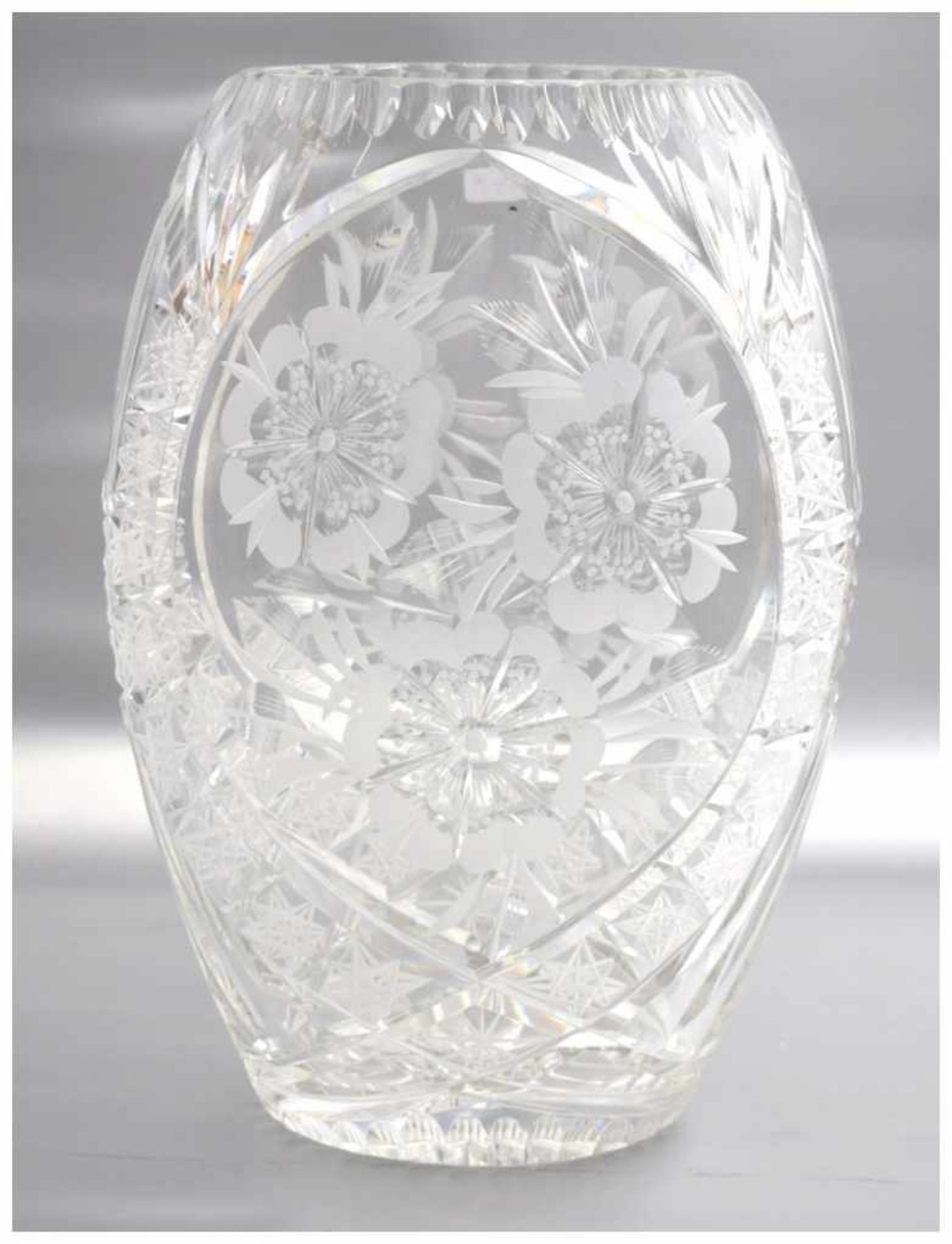 Vase farbl. Kristallglas, geschliffen verziert, oval, H 26 cm
