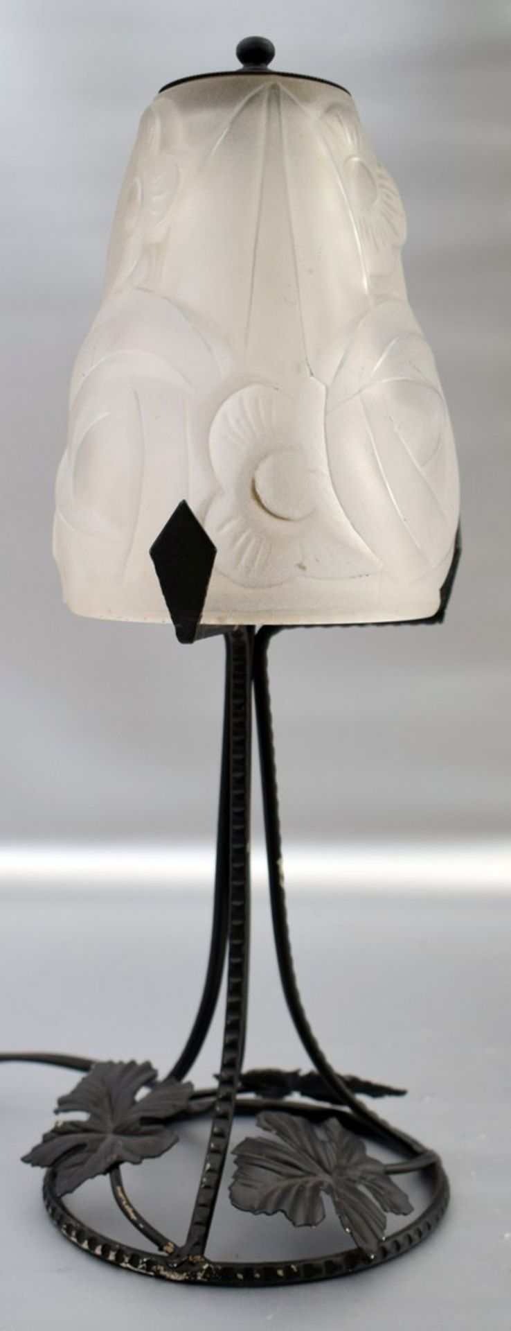 Jugendstil-Tischlampe 1-lichtig, runder, mit Blattwerk verzierter Fuß, Milchglasschirm, H 34 cm