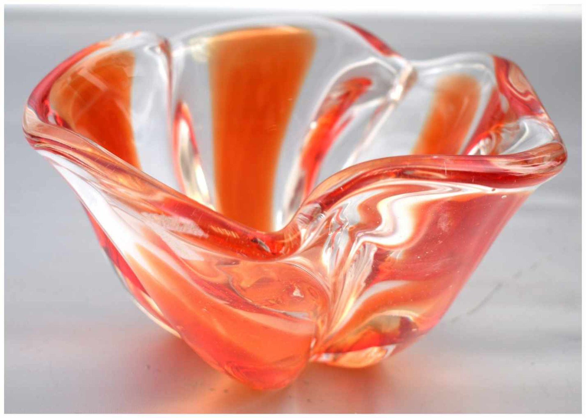 Schale farbl. Glas, unregelmäßig gezogener Rand, mit roter Farbeinschmelzung, H 10 cm, Dm 18 cm,