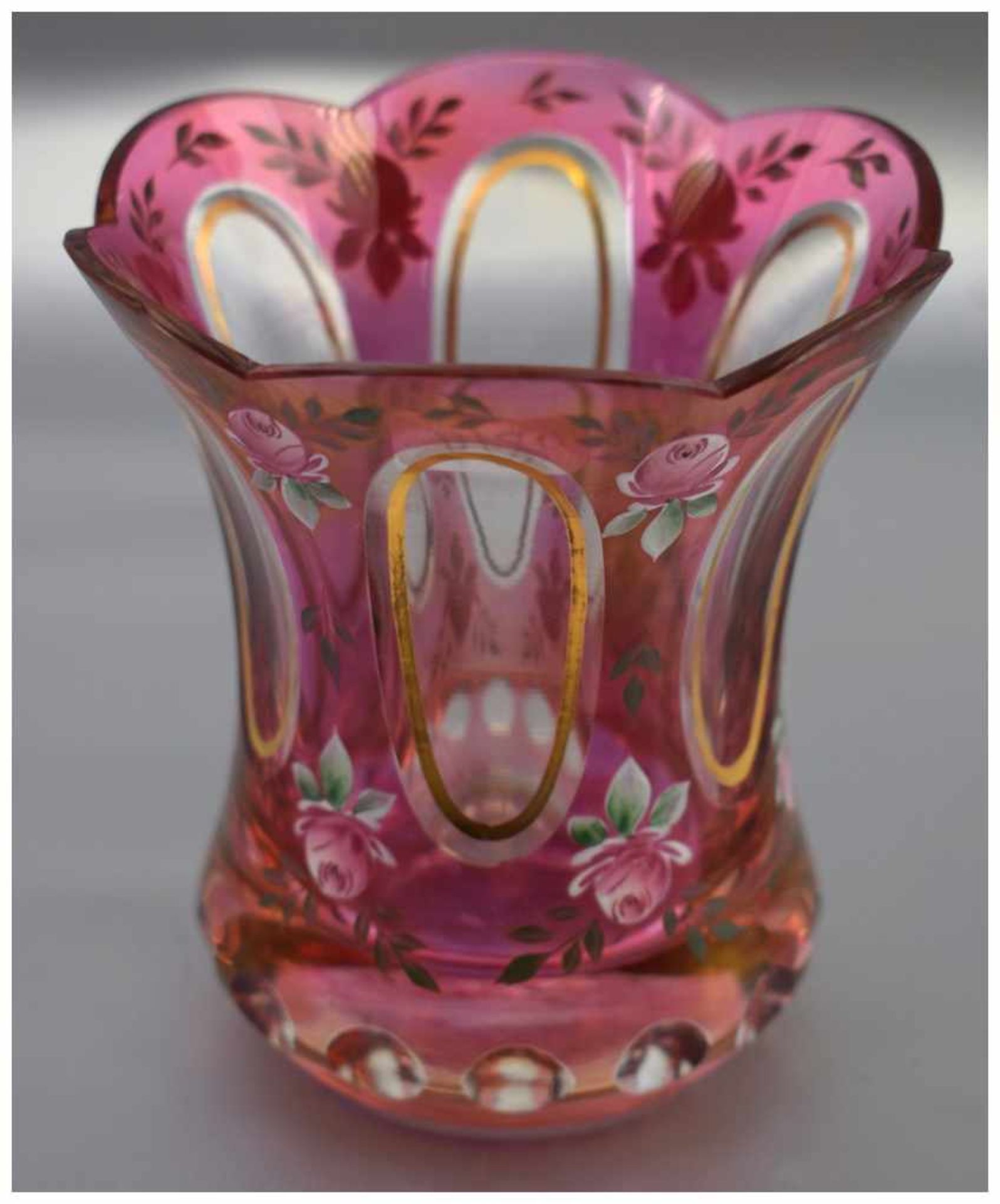 Vase farbl. Glas, mit rosafarbenem Überfang, mit Rosen und Blumenranken verziert, gold bemalt, H