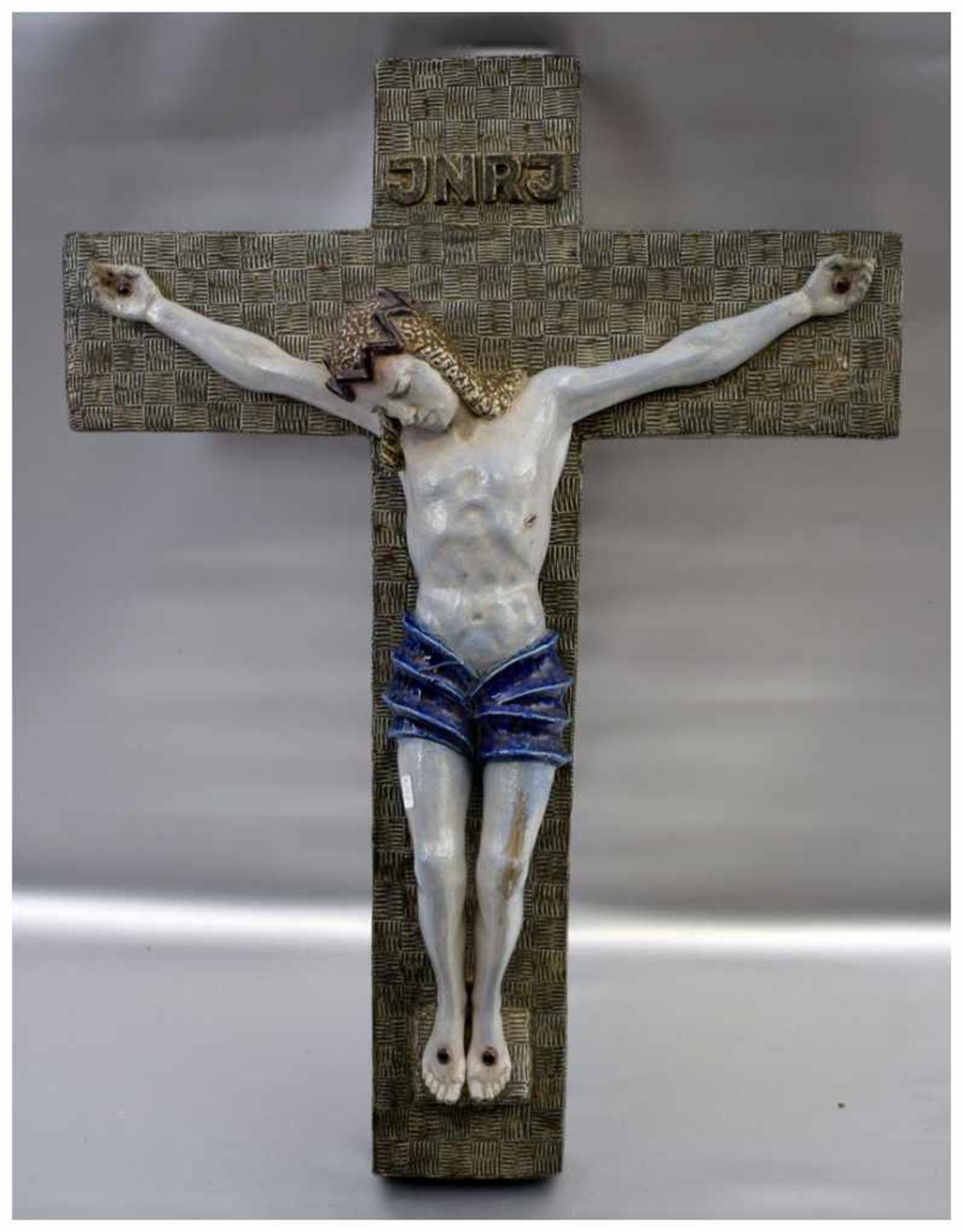 Christus am Kreuz Korpus grau und blau glasiert, H 66 cm, B 48 cm, Ww.