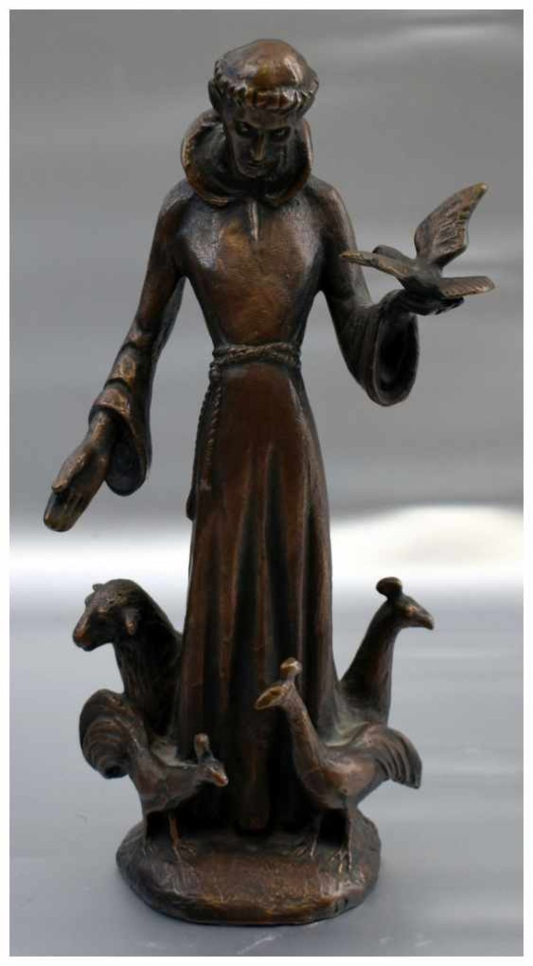 Heiliger Franziskus Bronze, patiniert, auf Sockel stehend von Tieren umgeben, Entwurf Karlheinz