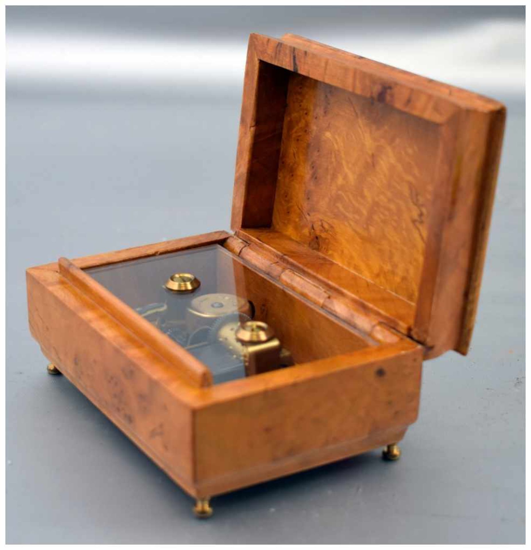 Kleine Spieluhr gangbar, im Holzkasten, 5 X 11 cm