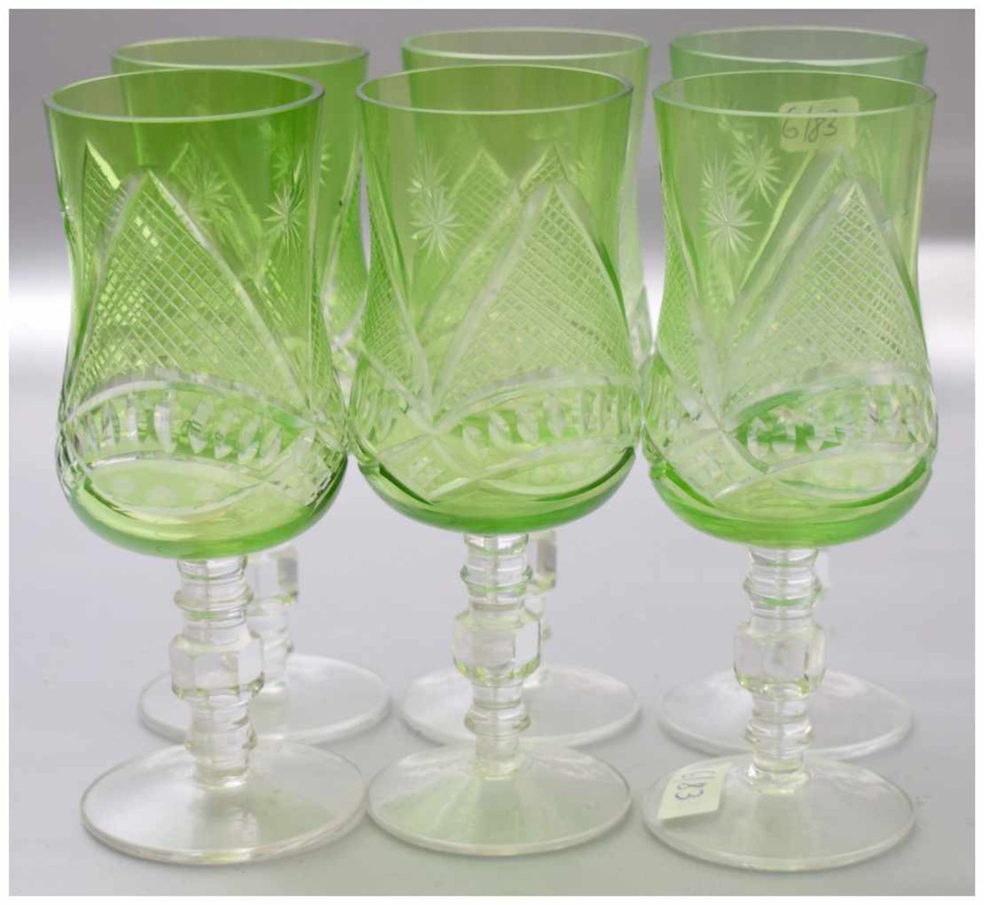 Sechs Weingläser farbl. Glas, geschliffen verziert, mit grünem Überfang, H 15 cm