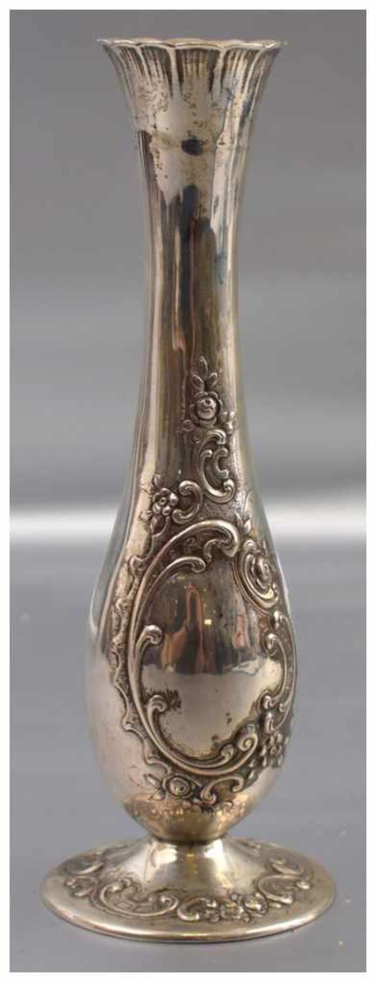 Vase runder, mit Barock-Ornamenten verzierter Fuß, leicht gebaucht, H 22 cm, 800er Silber