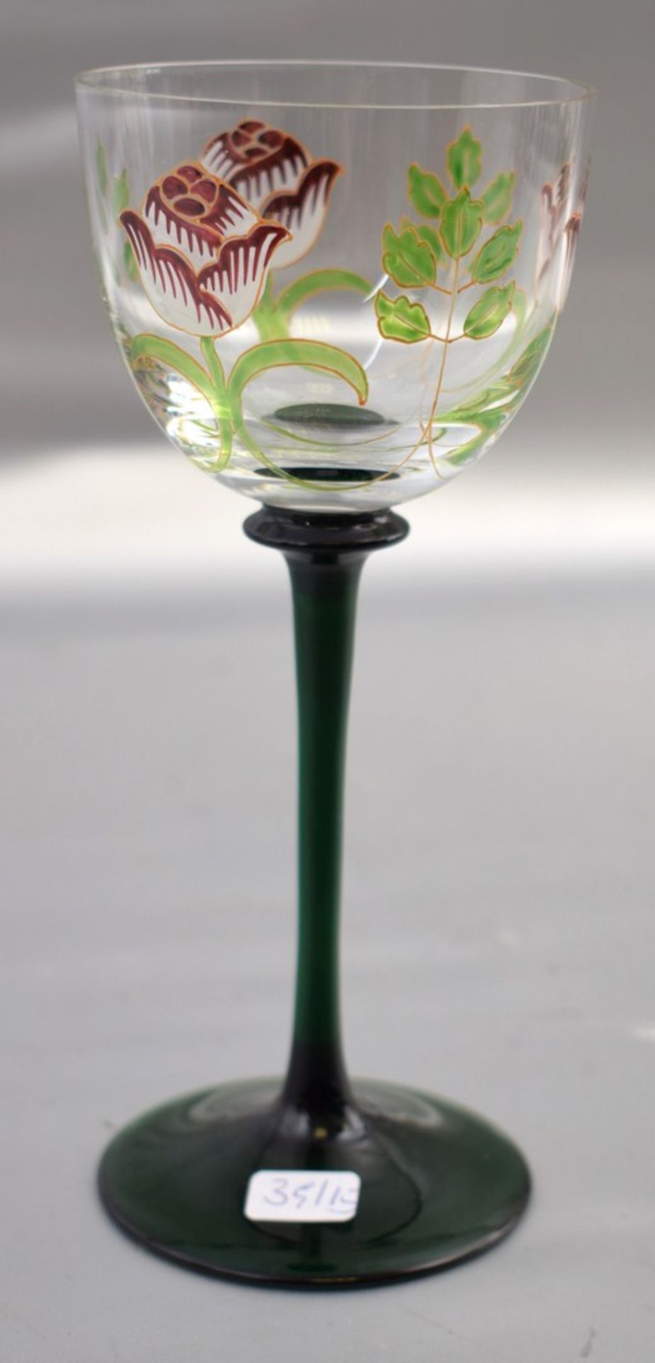 Weinglas farbl. Glas, grüner Schaft, Kelch mit bunter Blumenbemalung, H 18 cm, um 1900