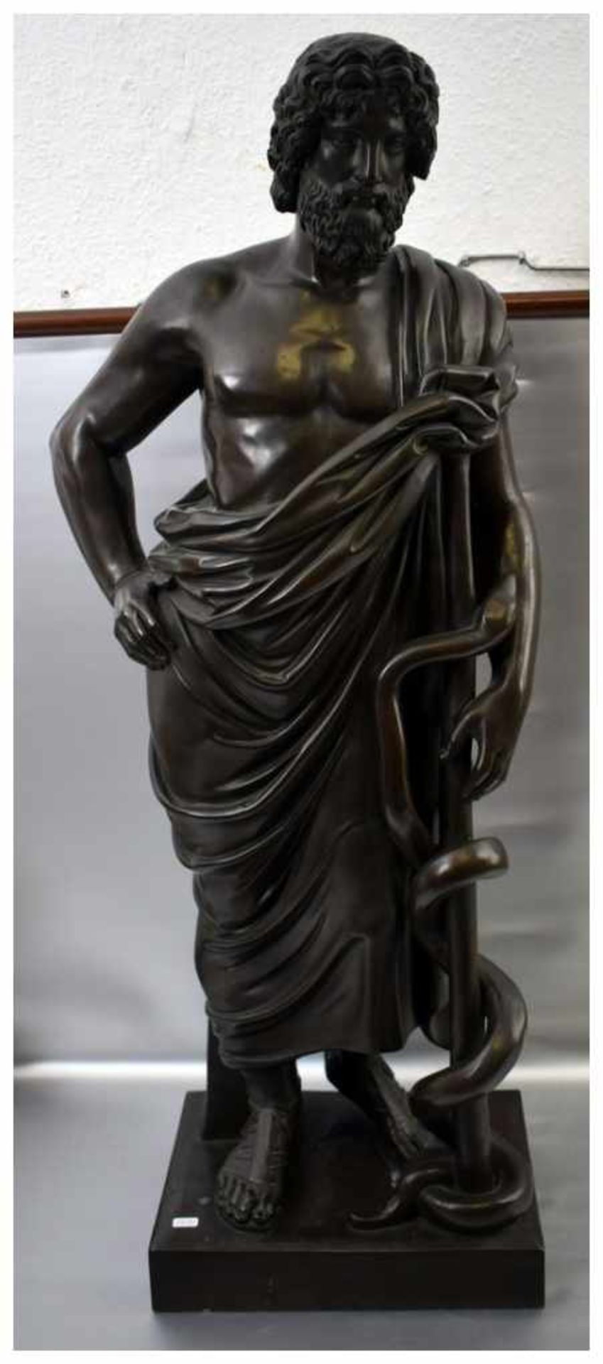Aesculepius, Gott der Heilkunst Bronze, auf rechteckigem Sockel stehend, bronzefarben patiniert, mit