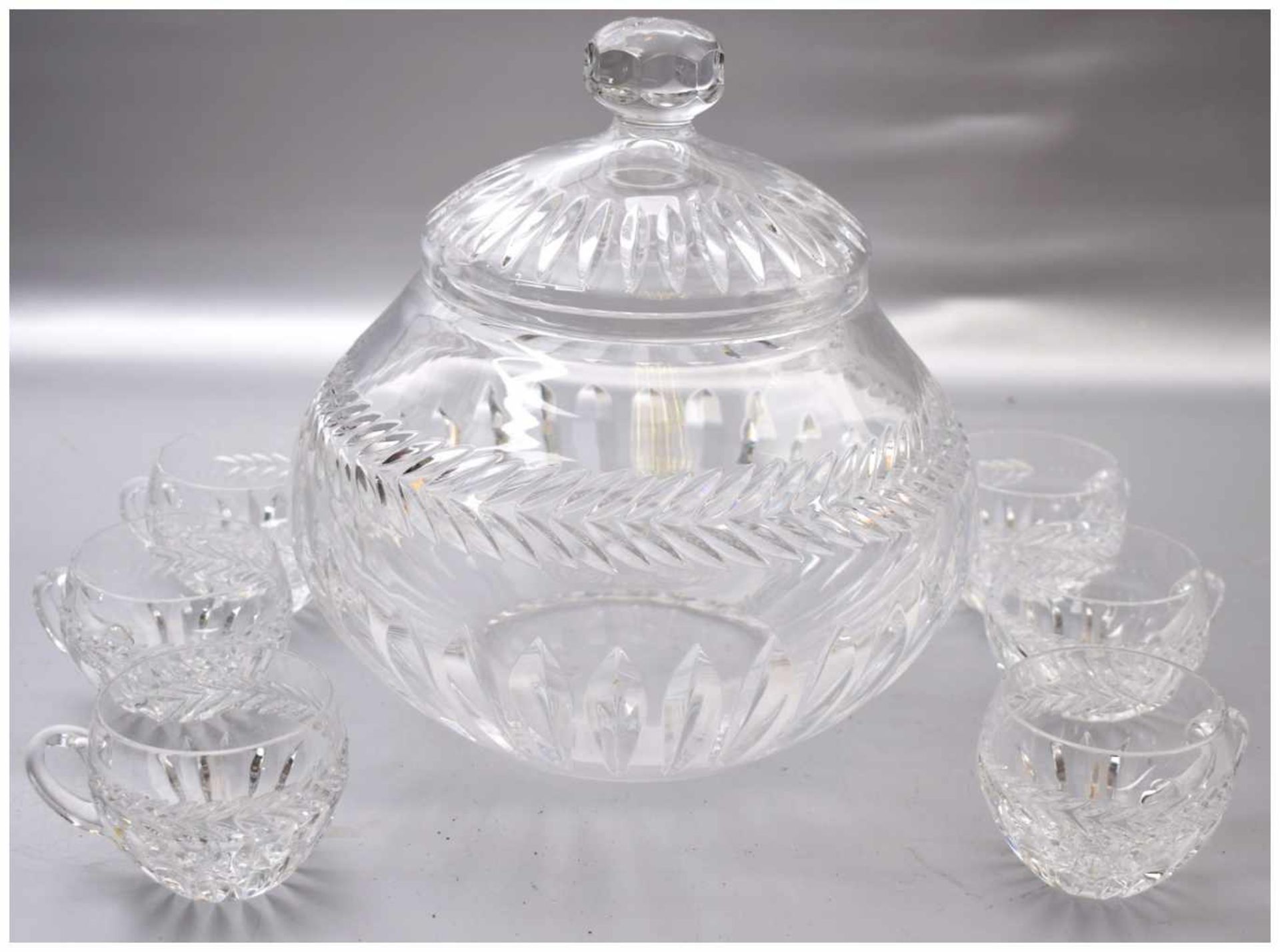 Bowle mit sechs Gläsern farbl. Glas, geschliffen verziert, leicht gebaucht, H 25 cm, Dm 24 cm