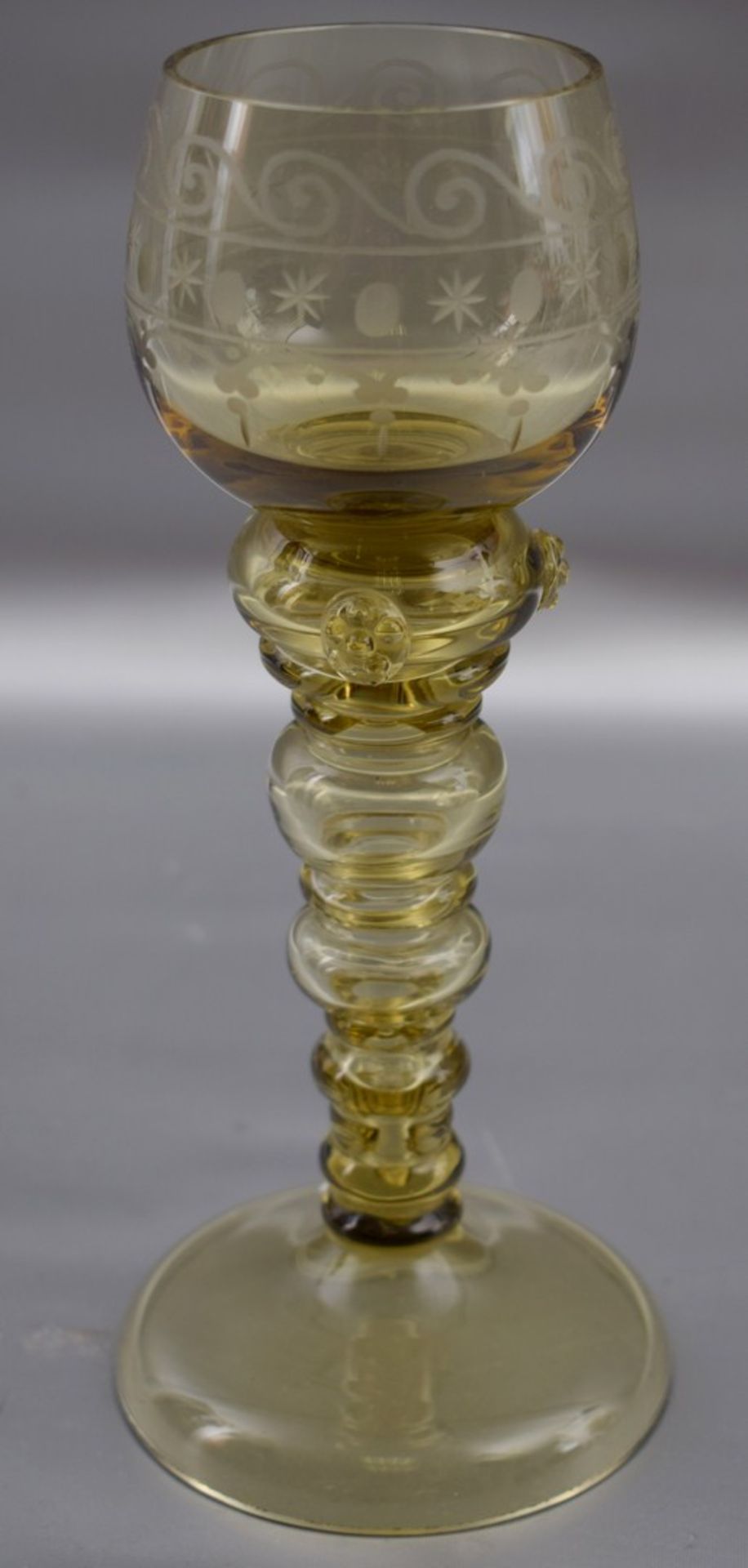 Weinglas farbl. Glas, geschliffen verziert, runder Fuß, best., Schaft mit Noppen, H 20 cm, um 1900
