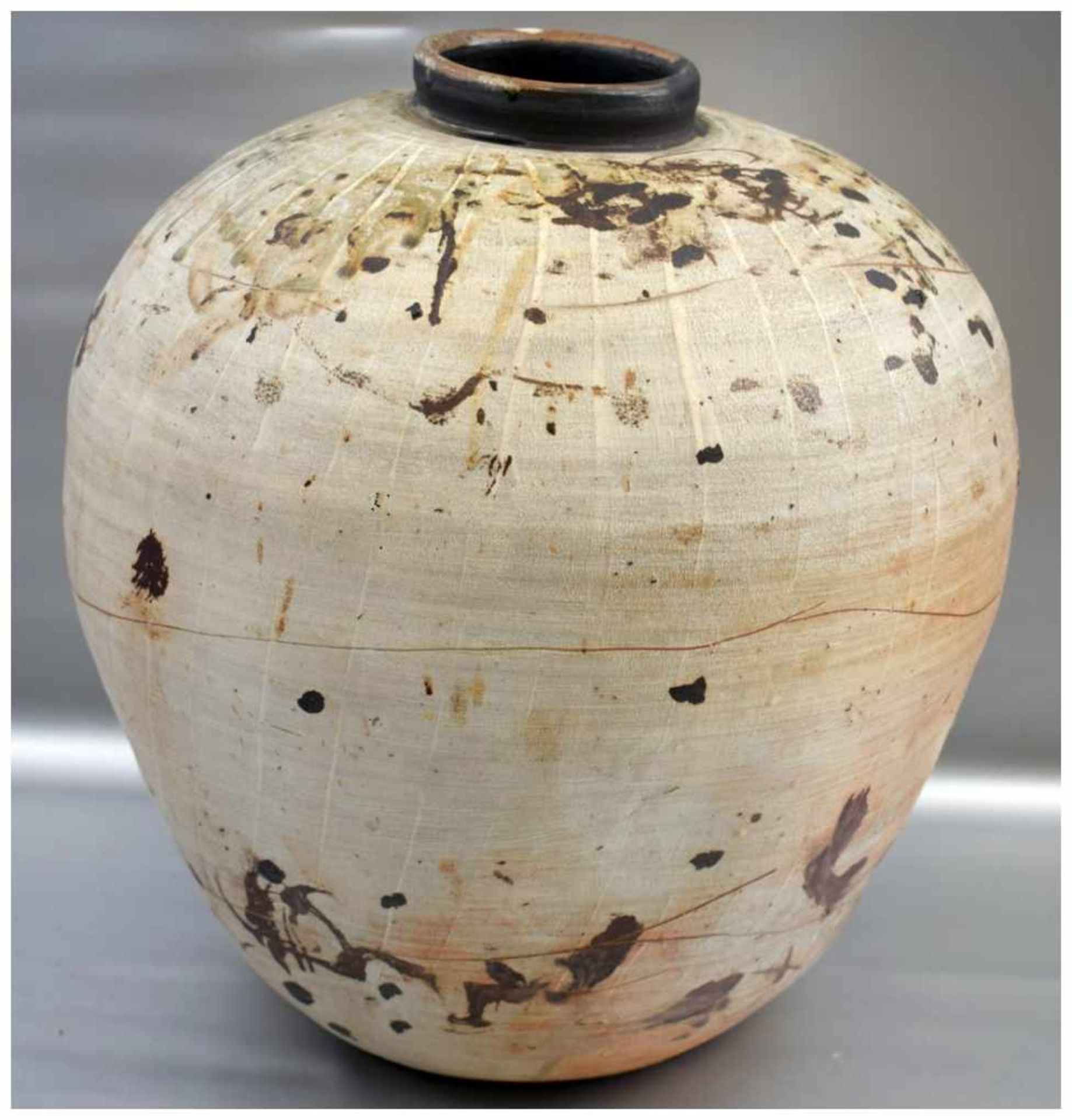 Vase gebaucht, Wandung beige und braun verziert, Haarriss, H 48, Dm 38 cm