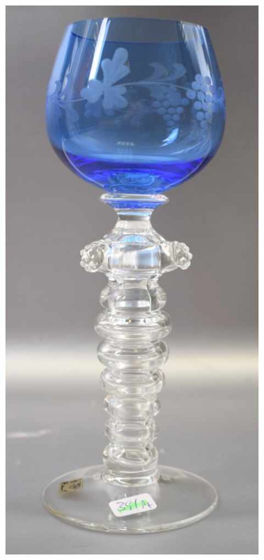 Weinglas farbl. Glas, blauer Kelch, mit blauer Blumenbemalung, H 20 cm
