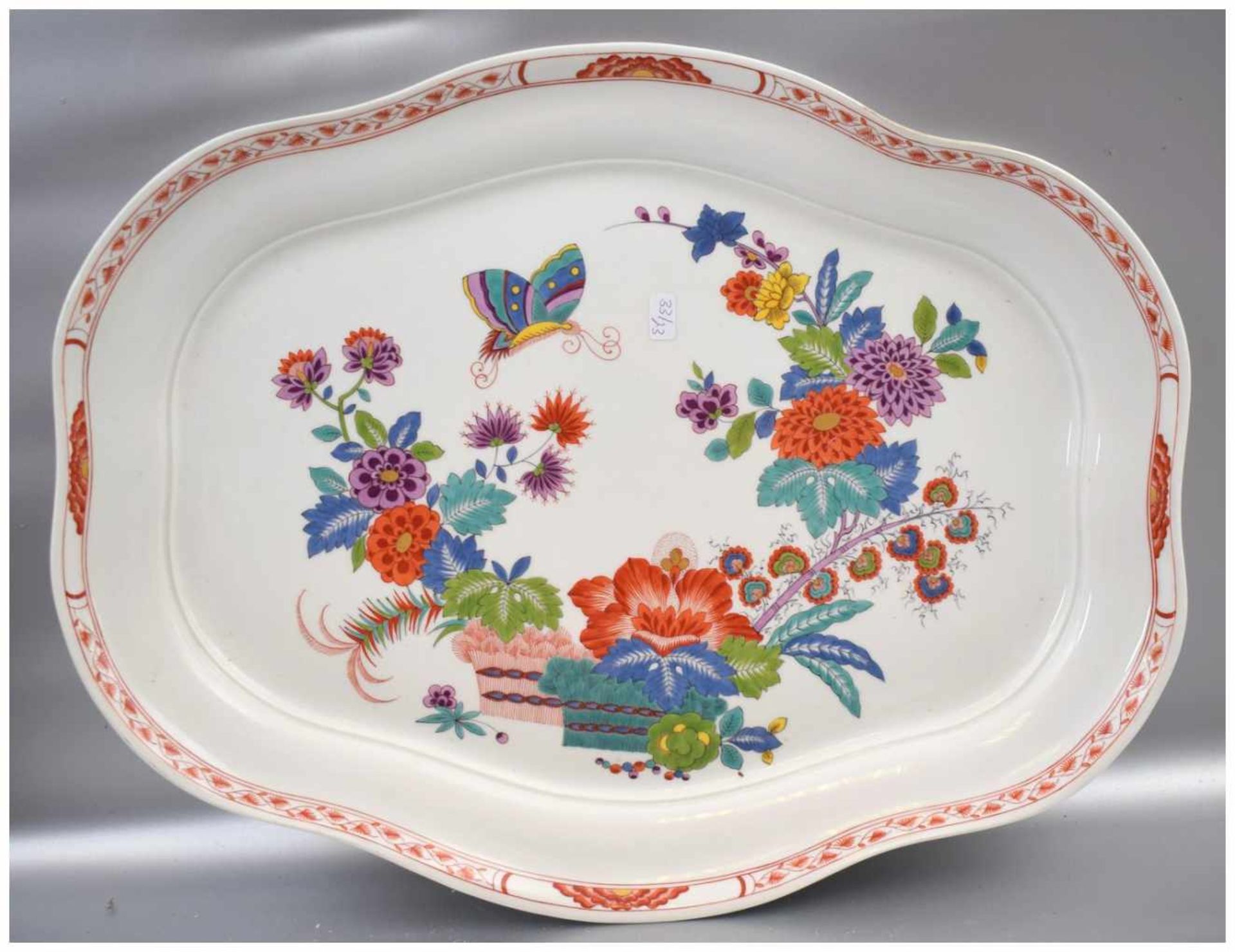 Große Platte oval, rot verzierter Rand, Spiegel mit asiatischen Blüten und Schmetterlingen bemalt,
