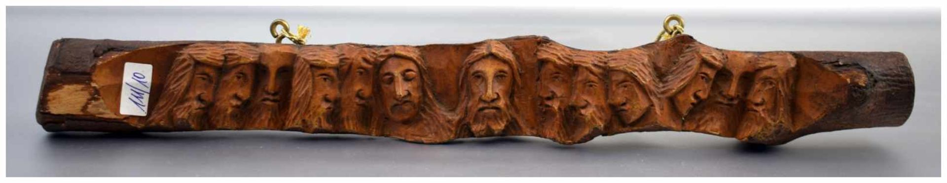 Das letzte Abendmahl aus Ast geschnitzt, Darstellung Jesus mit den zwölf Aposteln, H 5 cm, L 42 cm
