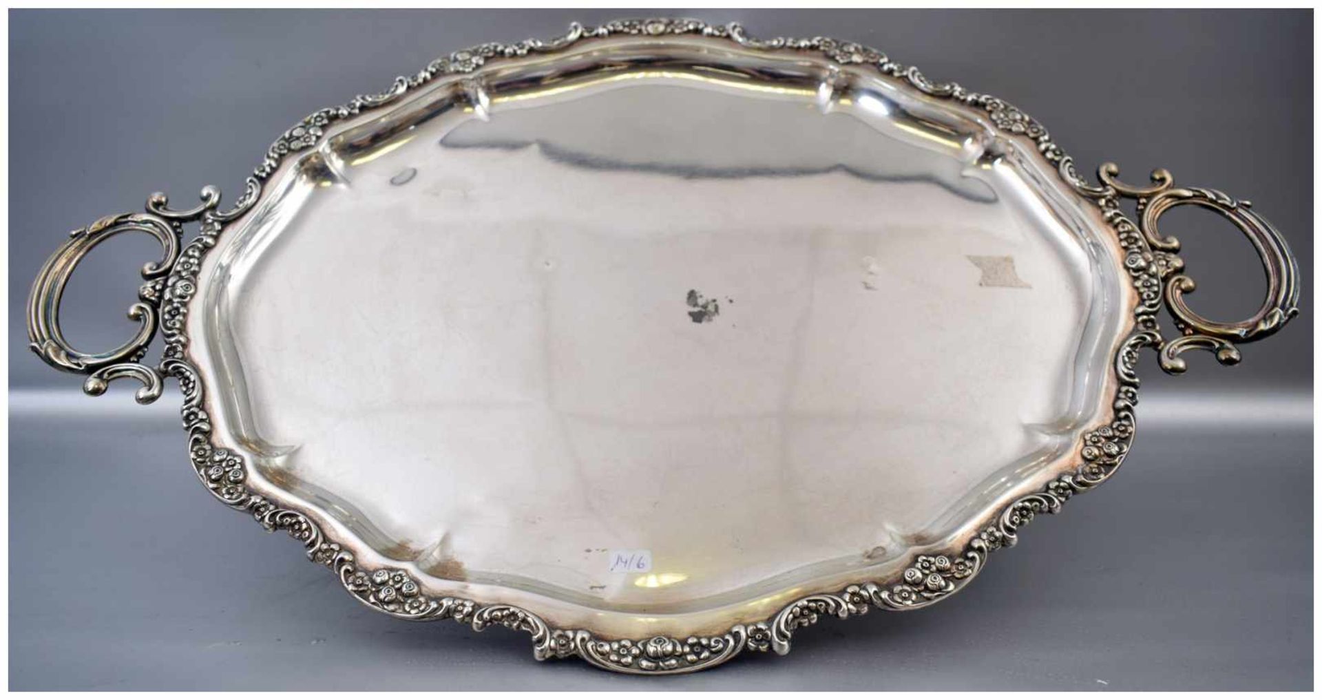 Großes Tablett oval, mit Blumenranken verzierter Rand, zwei Griffe, 38 X 61 cm, 1380 g, 925er