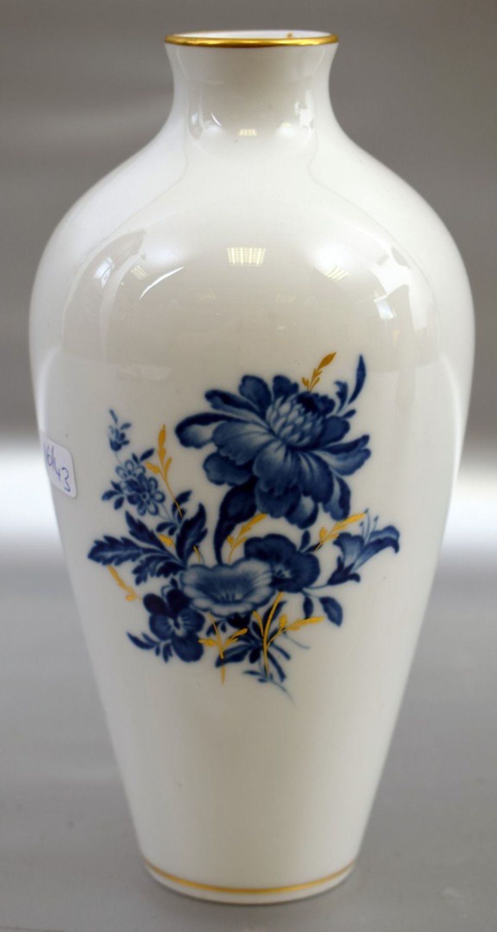 Vase zylindrisch, Wandung mit blau-goldener Blütenbemalung, Goldrand, H 17 cm, blaue