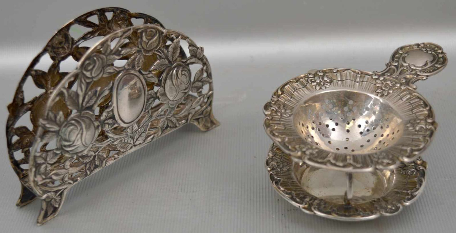 Serviettenständer und Teesieb mit Blumenranken verziert, 800er Silber
