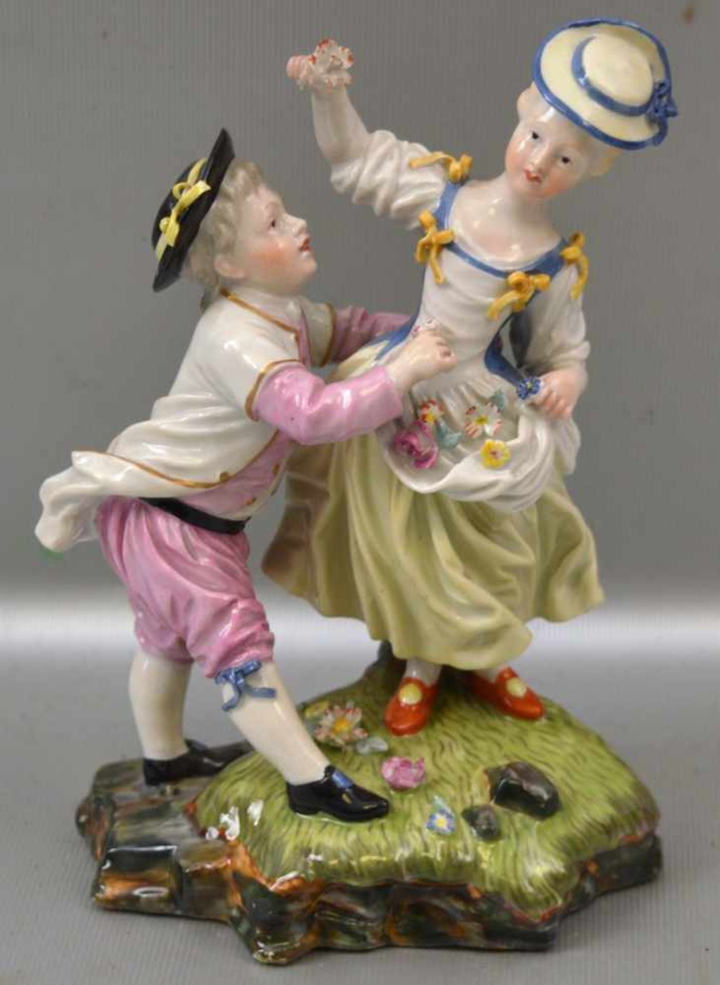 Figurenpaar auf Sockel stehend, mit Blüten verziert, bunt bemalt, H 17 cm, FM Höchst, 19. Jh.