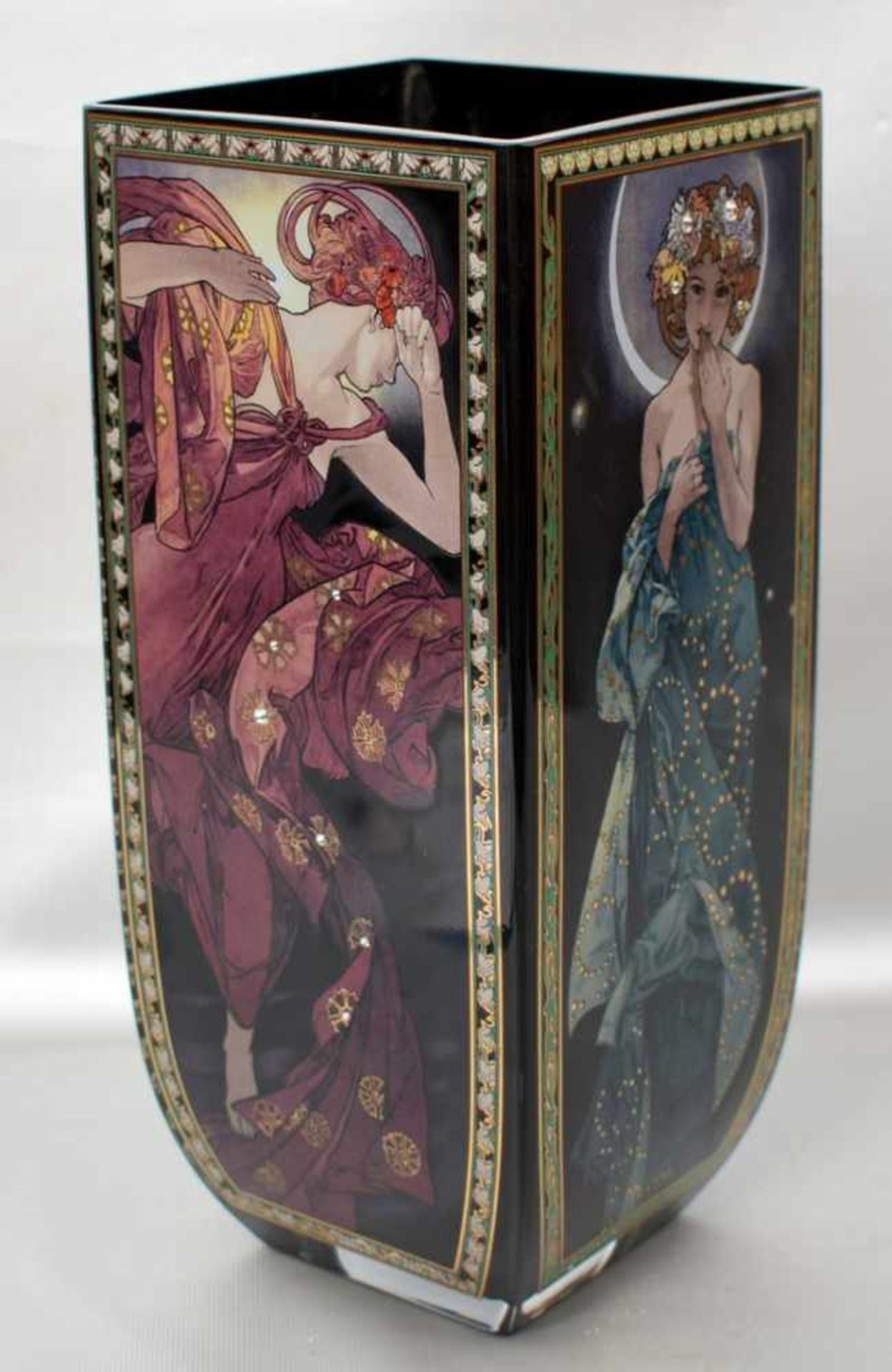 Vase im Stil des Jugendstil, viereckig, mit Jugendstil-Motiven und farbl. Glassteinchen verziert,