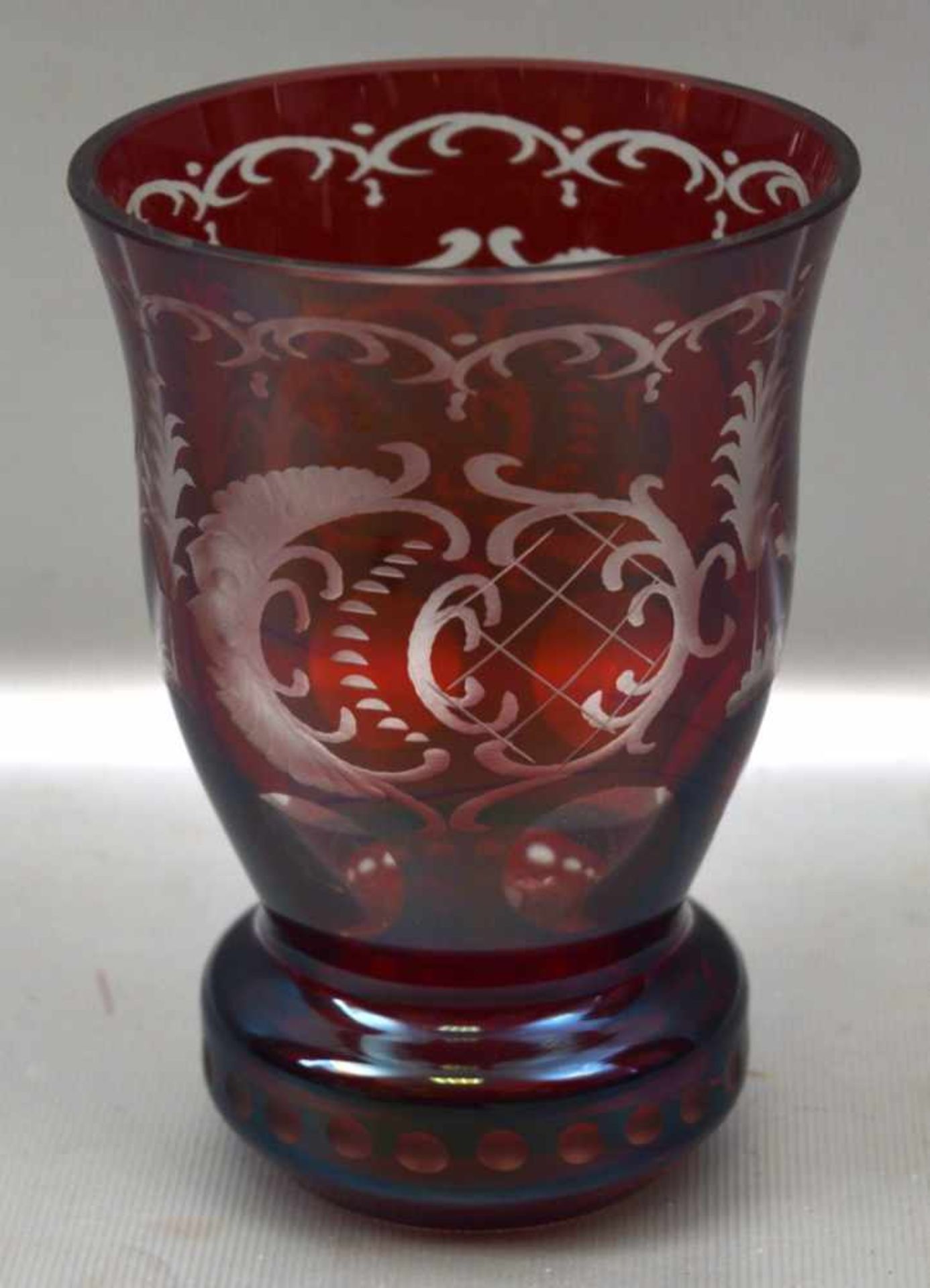 Becher farbl. Glas, mit Jagdszenen geschliffen, mit rotem Überfang, H 13 cm