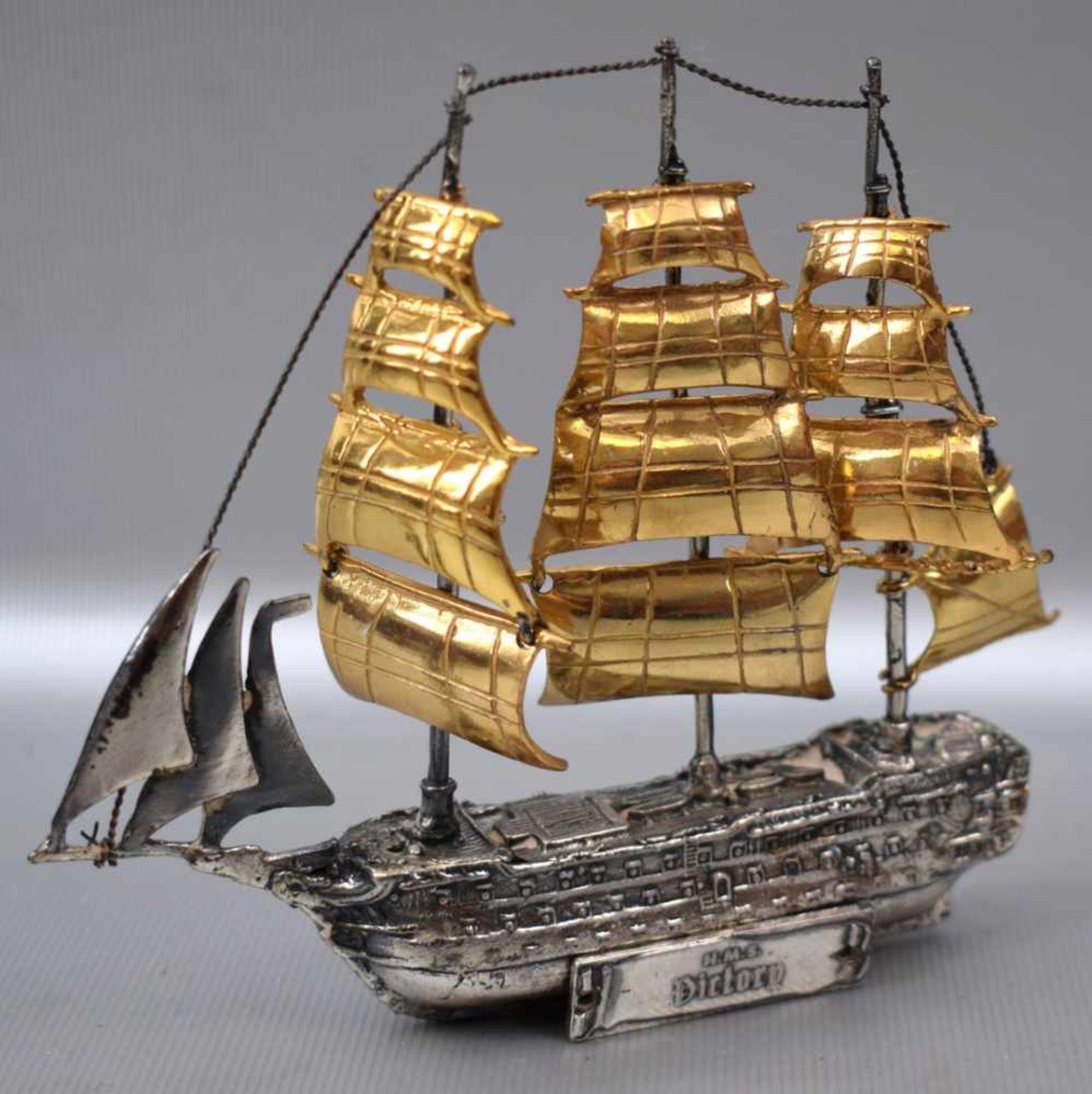 Ziersegelschiff Dreimastsegler H.M.S. Victory, Segel vergoldet, H 12 cm, L 13 cm