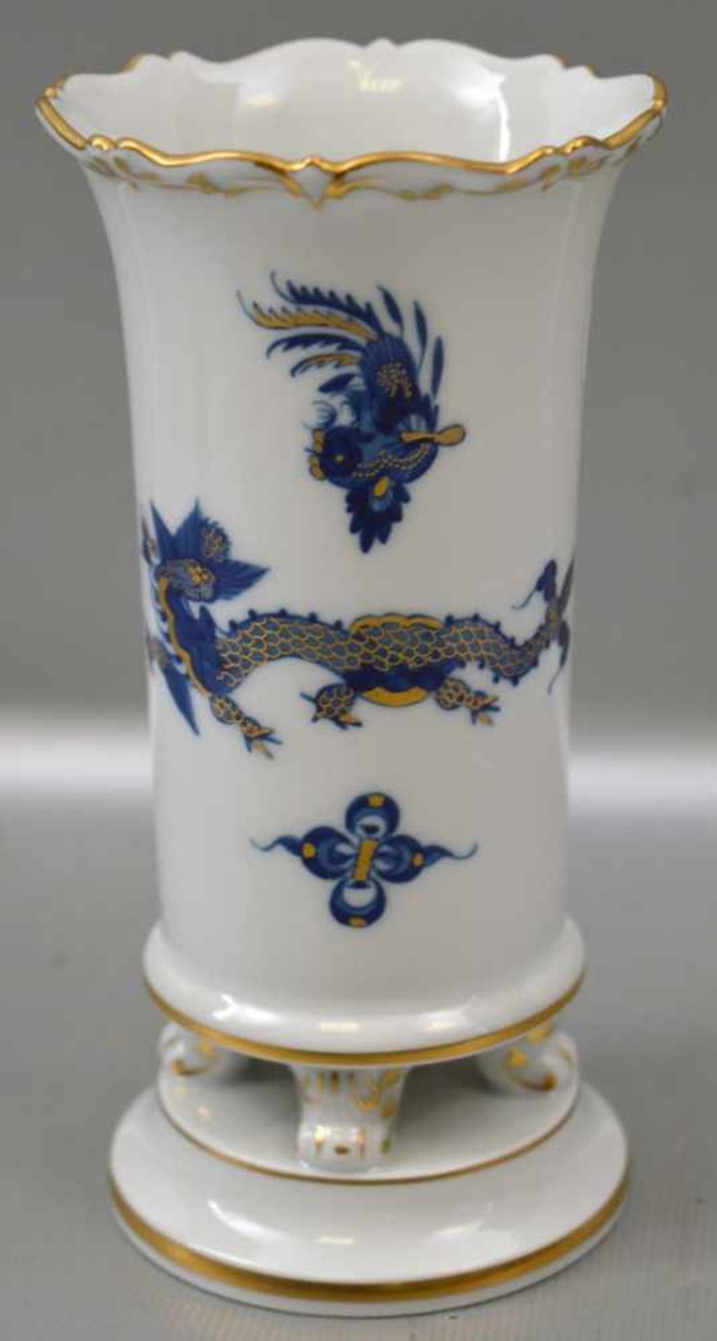 Vase rund, auf vier Füßen stehend, mit blau/goldenem Drache, H 14 cm, blaue Schwertermarke