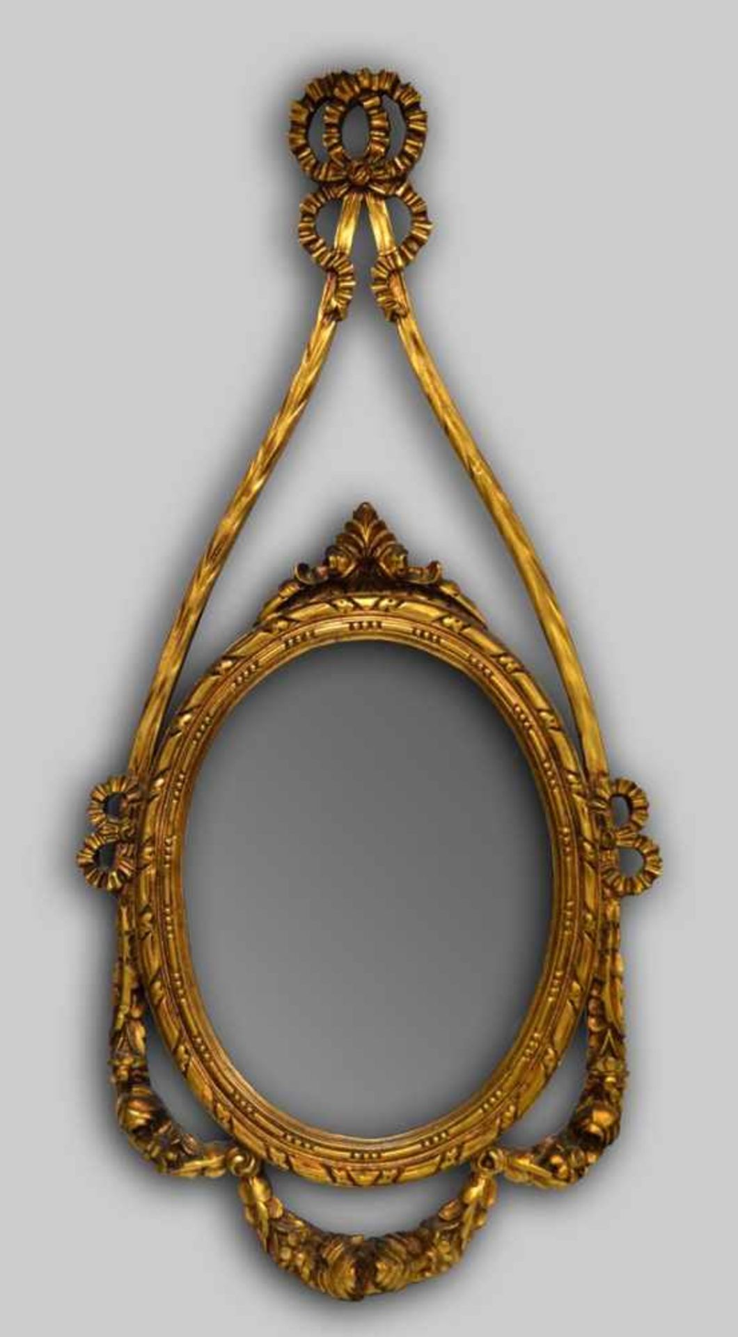 Spiegel oval, Pressholz, Schleifenbekrönung, gold gefasst, H 116 cm, B 55 cm
