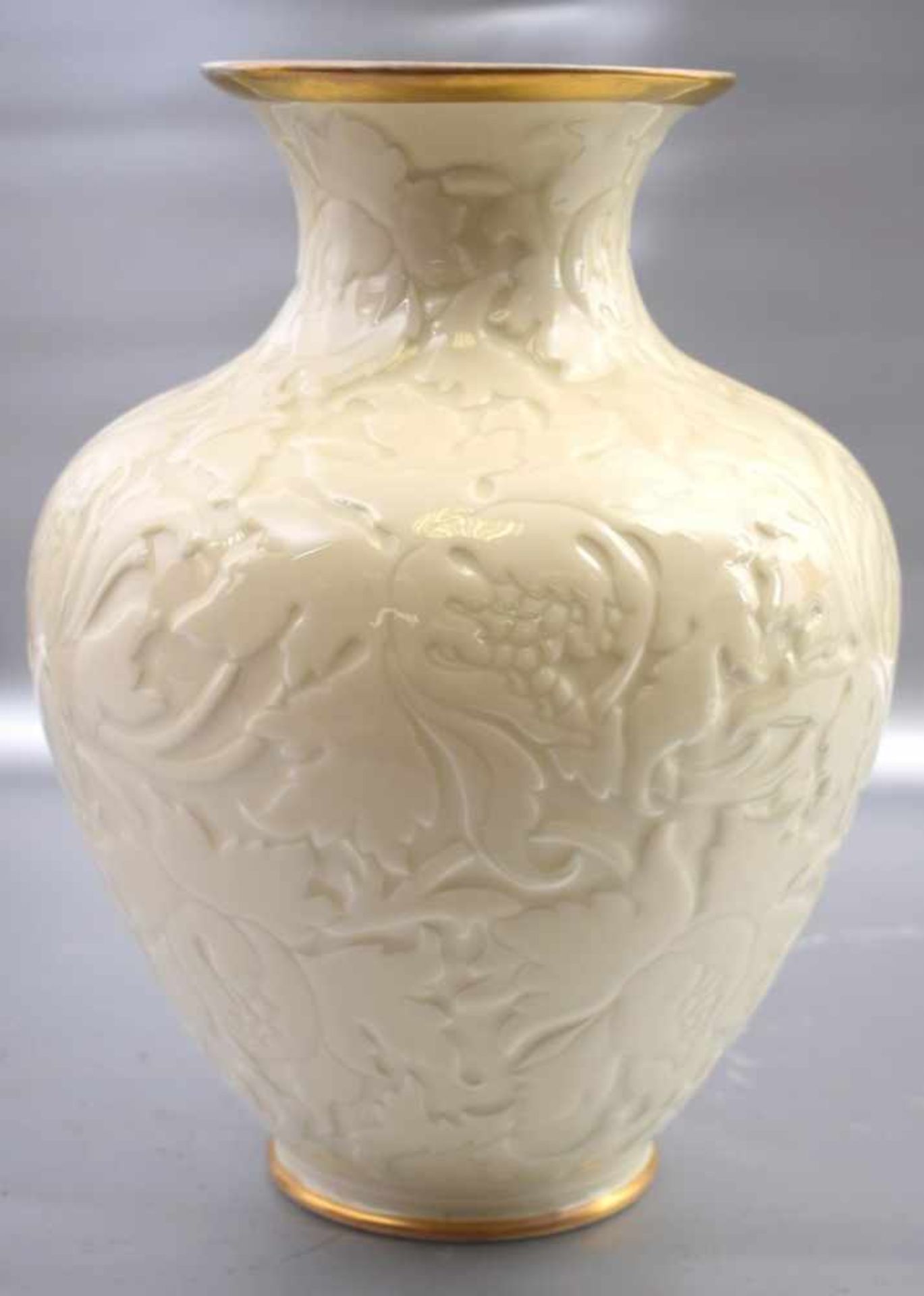 Vase beigefarben, gebaucht, breiter Goldrand, mit halbplastischen Blüten, H 28 cm, FM Rosenthal